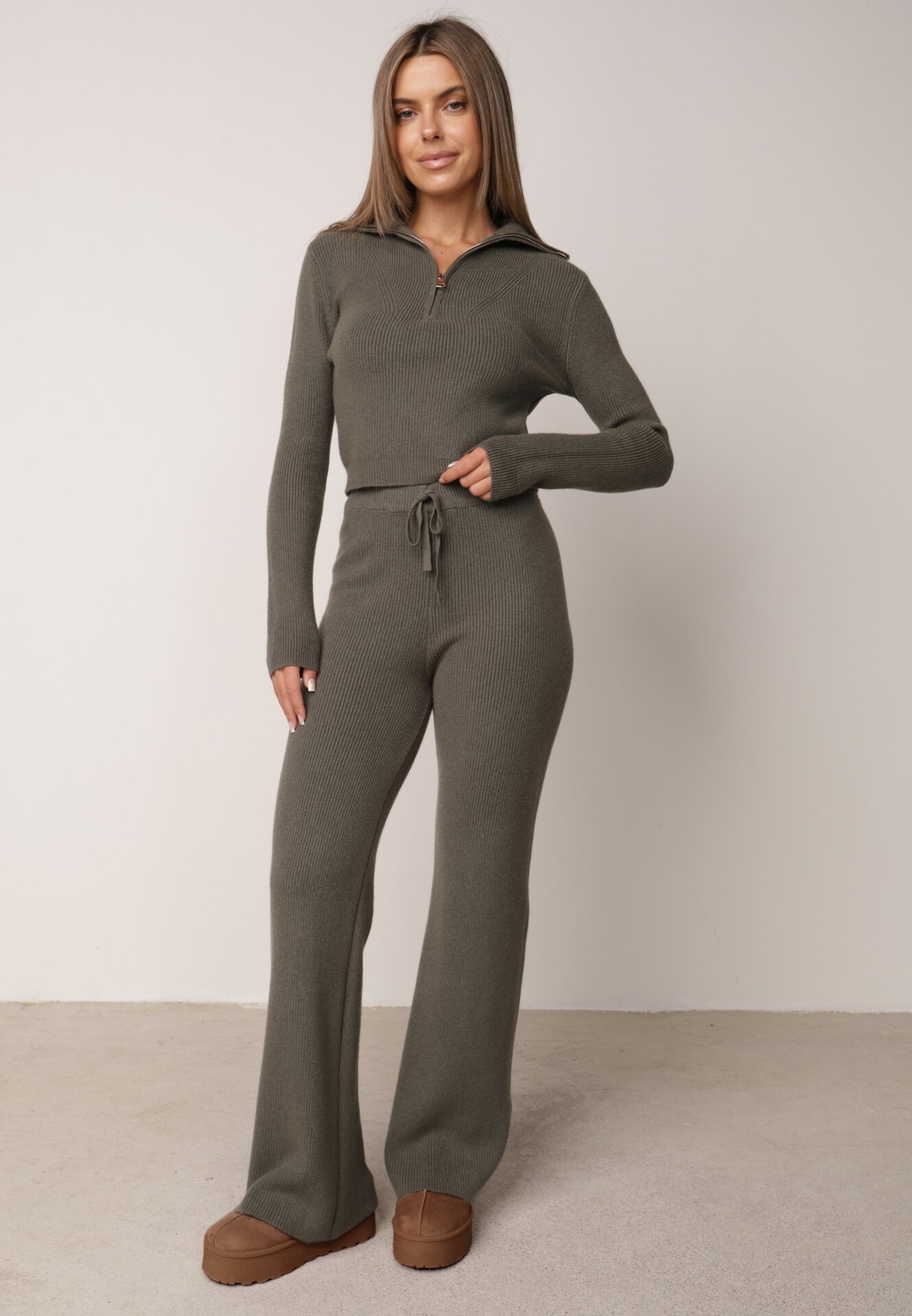Set tricotat cu vâscoză în dungi, pantaloni și pulover cu guler tip tunică și fermoar Taraliel Verde închis