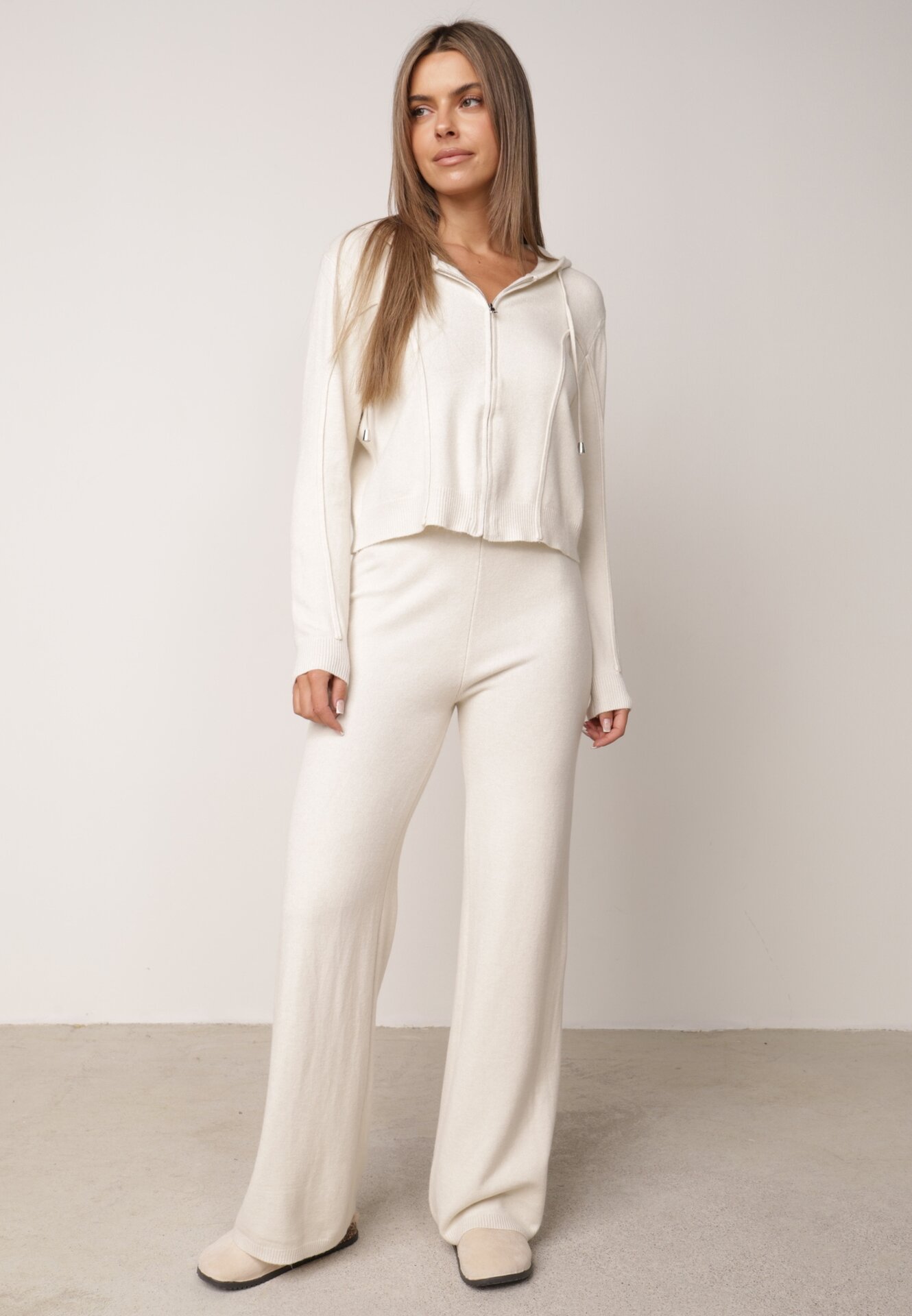 Set tricotat cu vâscoză, pantaloni drepți și bluză cu fermoar și glugă Alverna Bej deschis