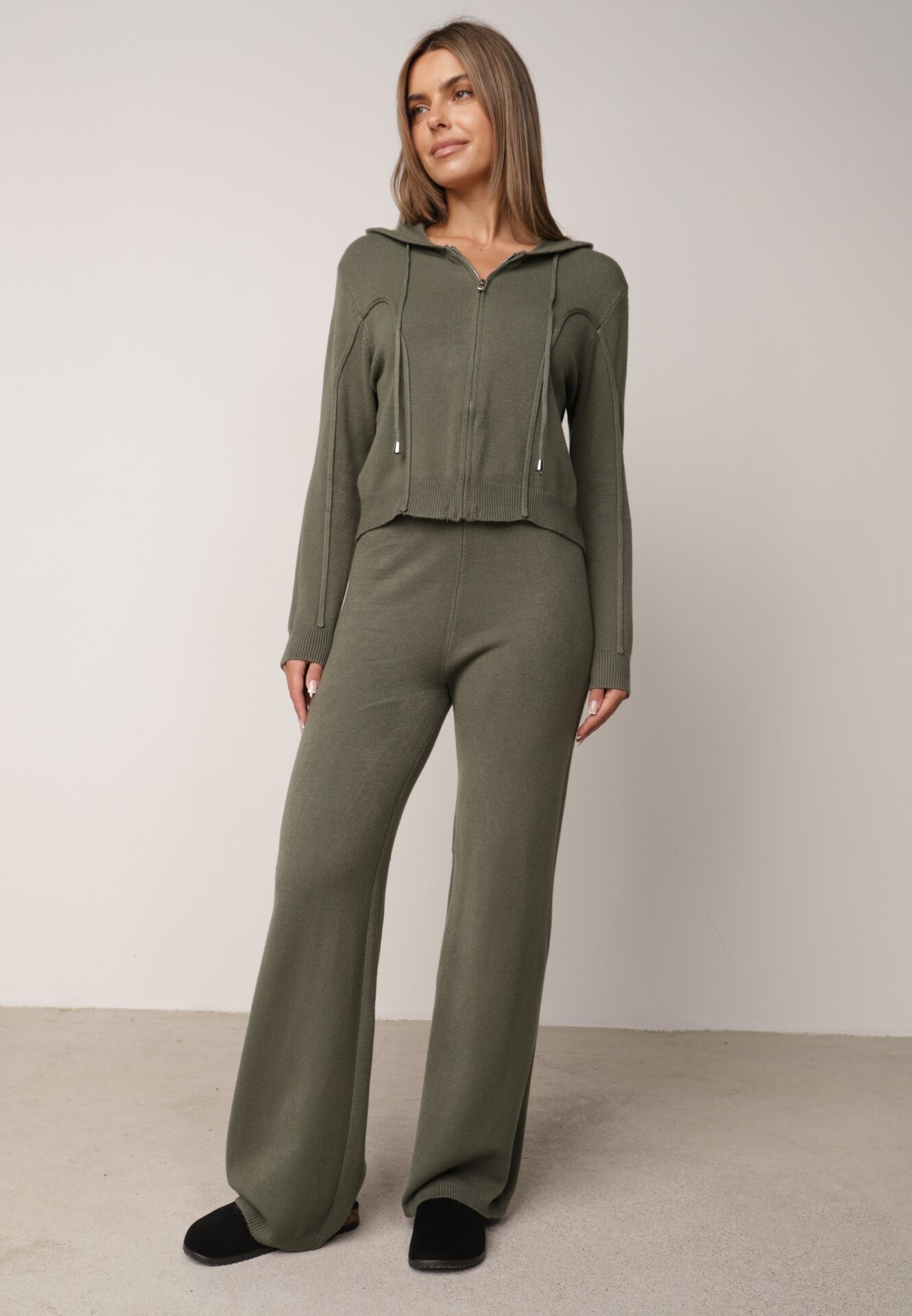 Set tricotat cu vâscoză, pantaloni drepți și bluză cu fermoar și glugă Alverna Verde închis