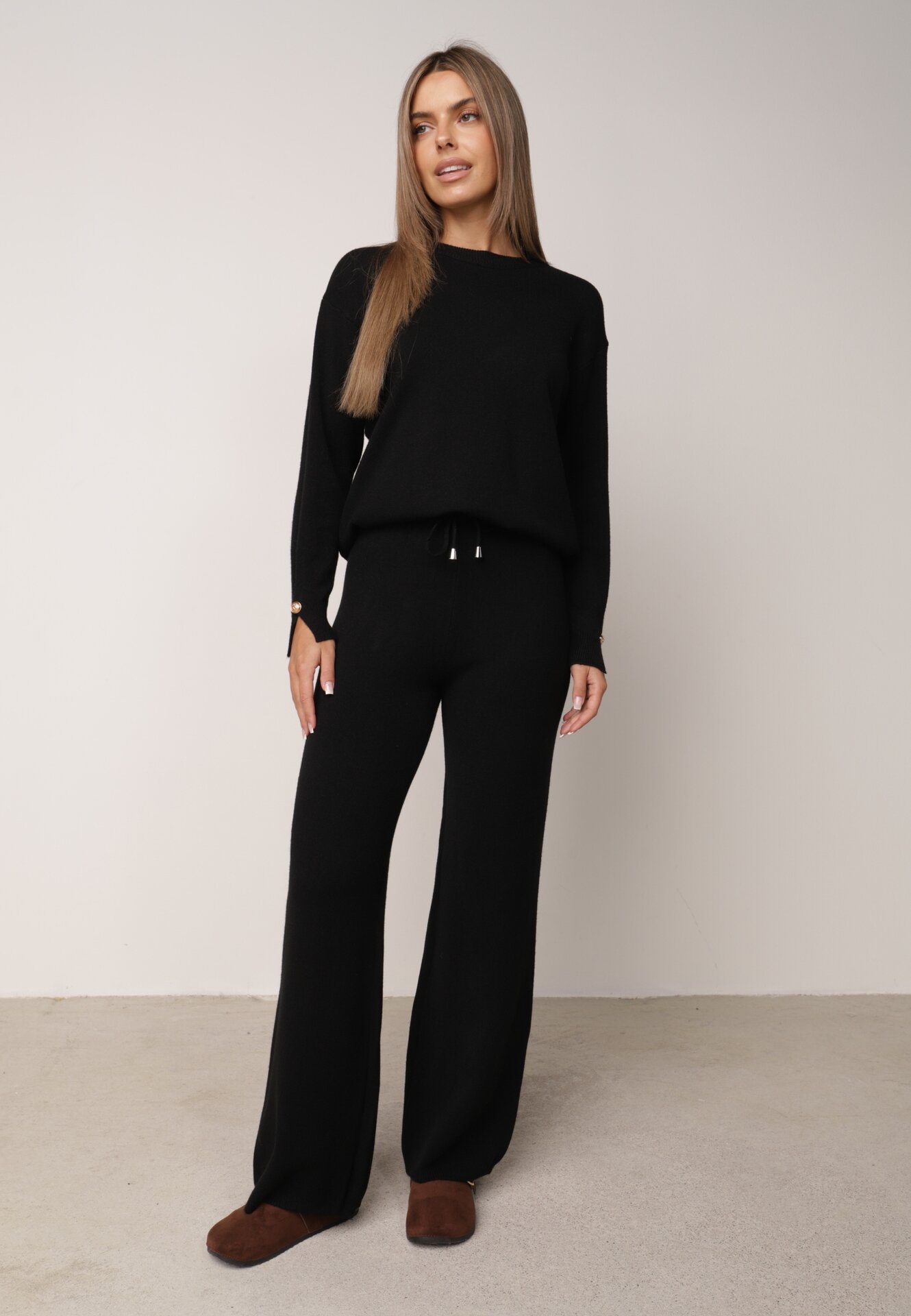 Set din tricot cu vâscoză, pantaloni drepți și pulover cu detaliu la manșete Vivolo Negru