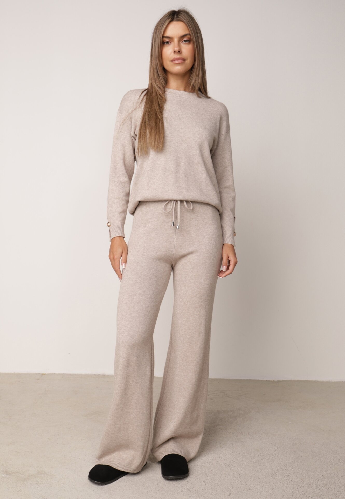 Set din tricot cu vâscoză, pantaloni drepți și pulover cu detaliu la manșete Vivolo Bej Bej