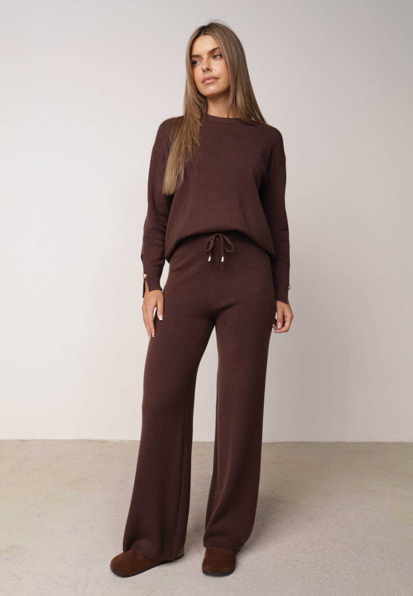 Set din tricot cu vâscoză, pantaloni drepți și pulover cu detaliu la manșete Vivolo Maro