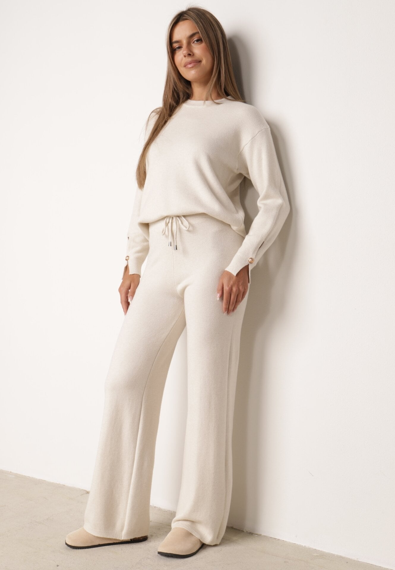 Set din tricot cu vâscoză, pantaloni drepți și pulover cu detaliu la manșete Vivolo Bej deschis