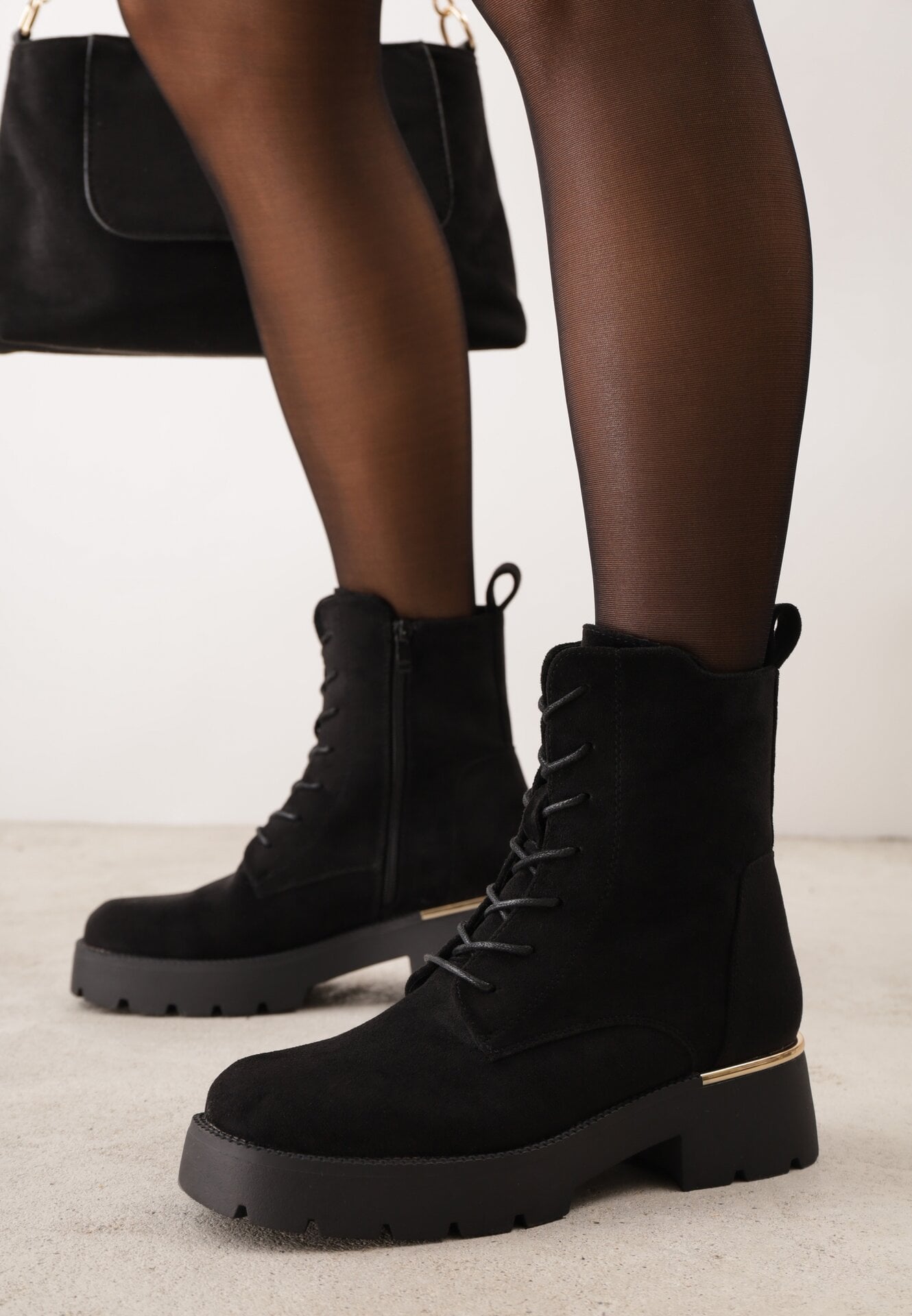 Botine cu talpă groasă în stil worker cu ornament metalic Camalia Negre