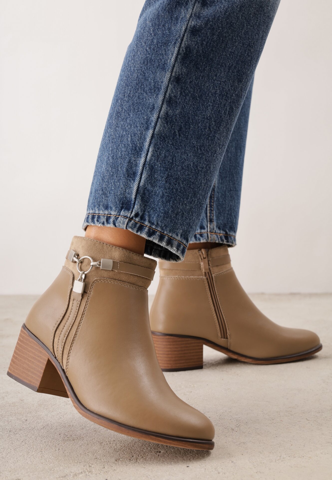 Botine din piele naturală cu toc și ornament metalic Beriste Maro Bej