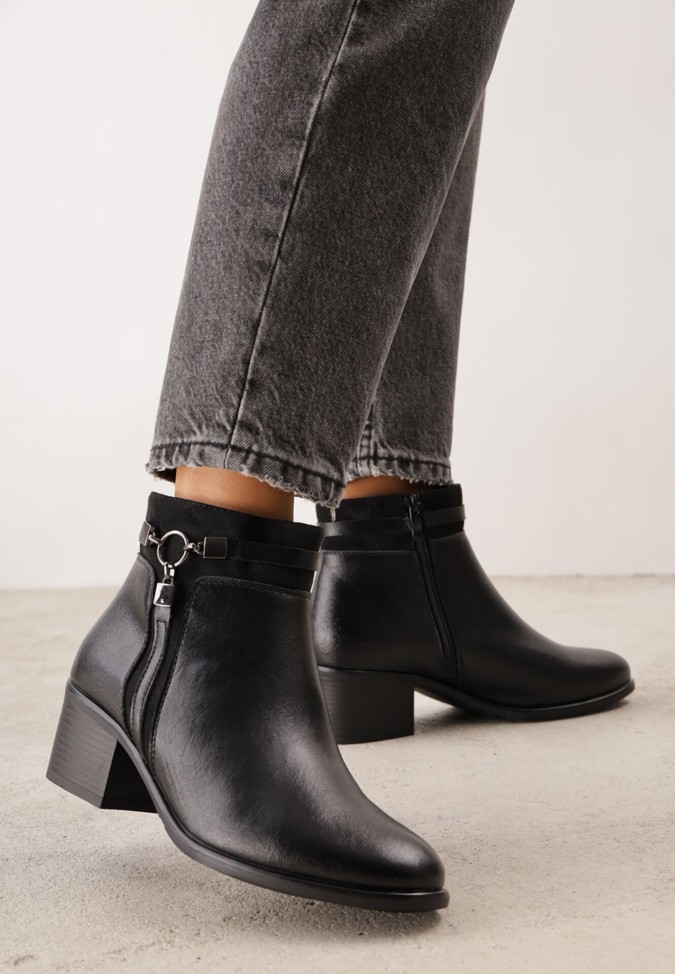 Botine din piele naturală cu toc și ornament metalic Beriste Maro Negre