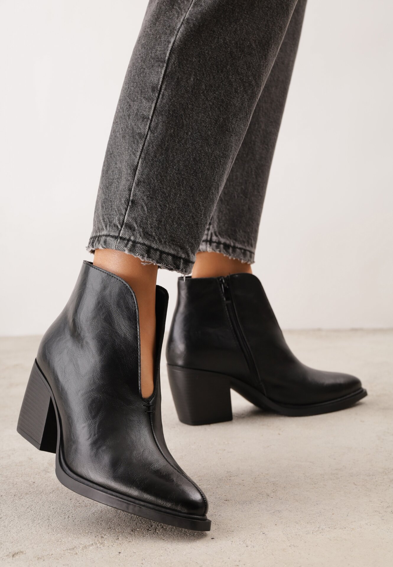 Botine din piele elegante cu căptușeală ușoară pe toc conic Serani Negre