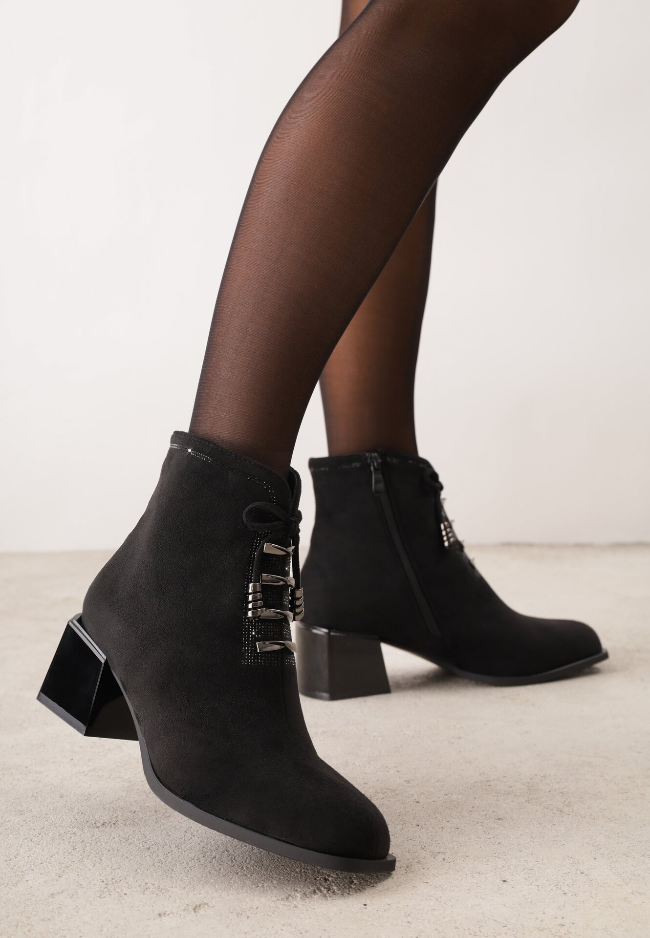 Botine cu toc cu fundă, inserții metalice și zirconii Velerna Negre