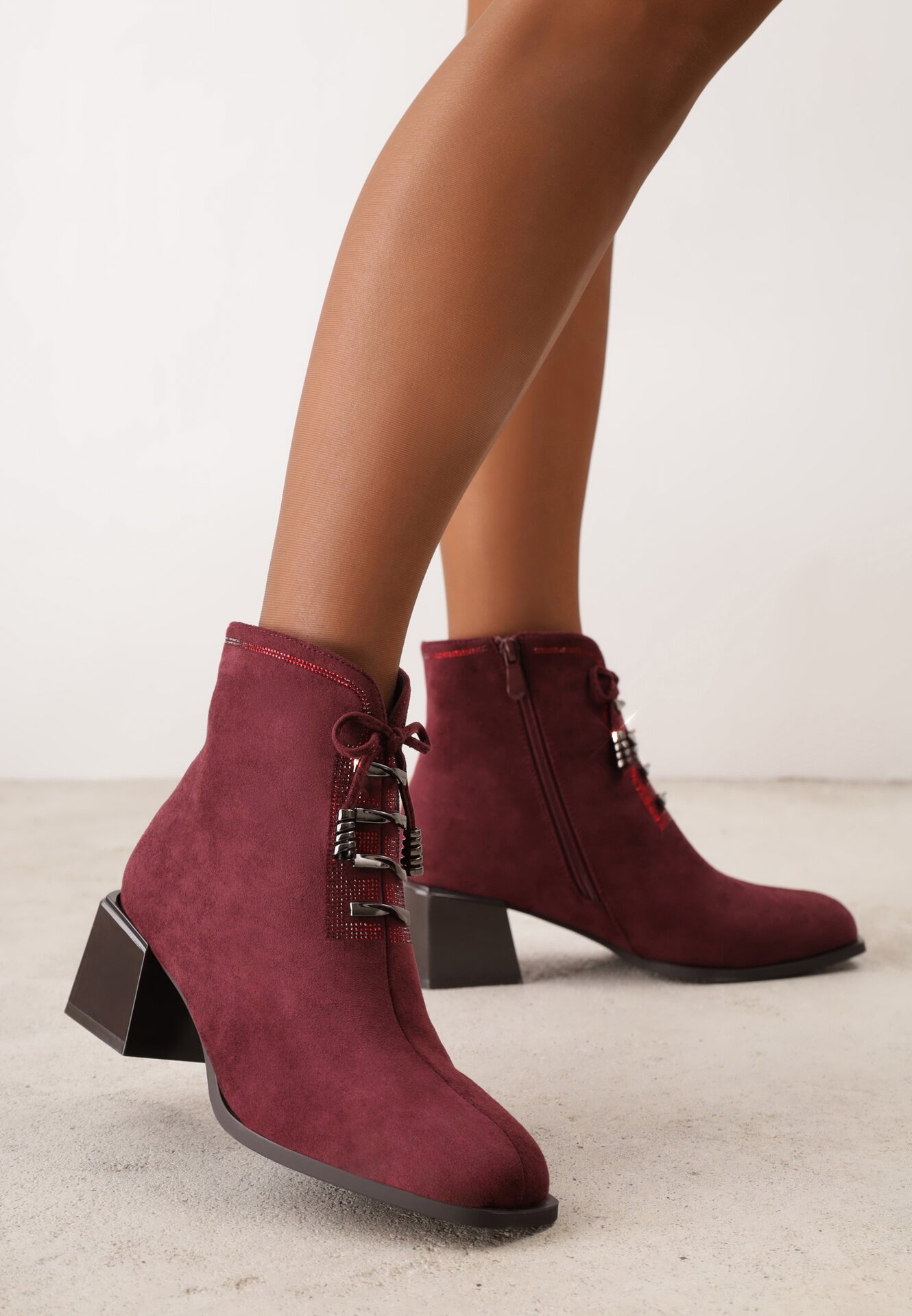Botine cu toc cu fundă, inserții metalice și zirconii Velerna Bordo