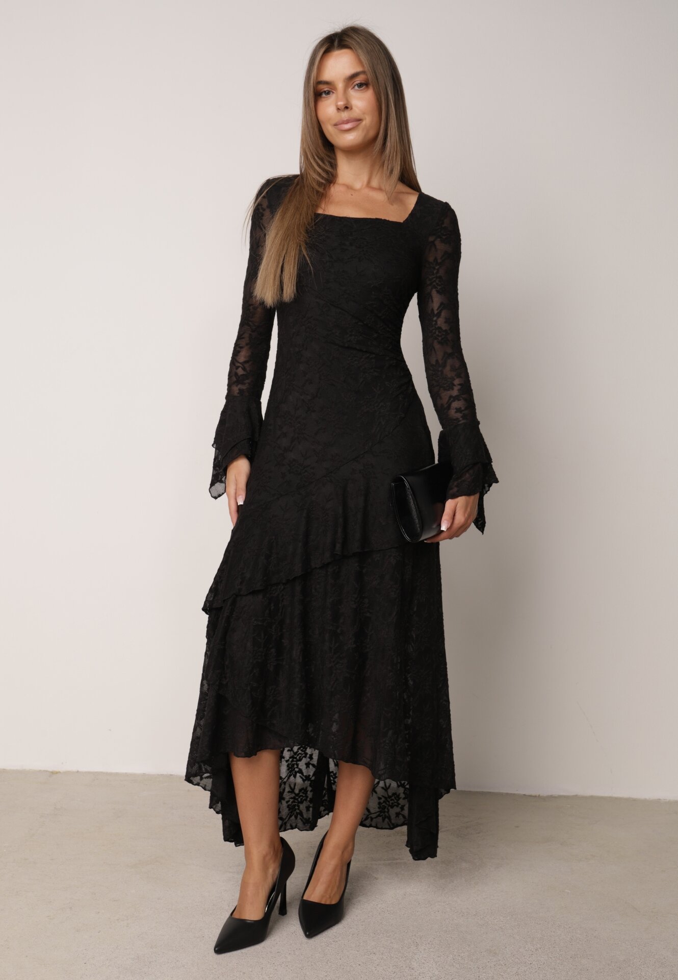 Rochie de seară din dantelă cu volane la mâneci și la tiv Nasanel Neagră