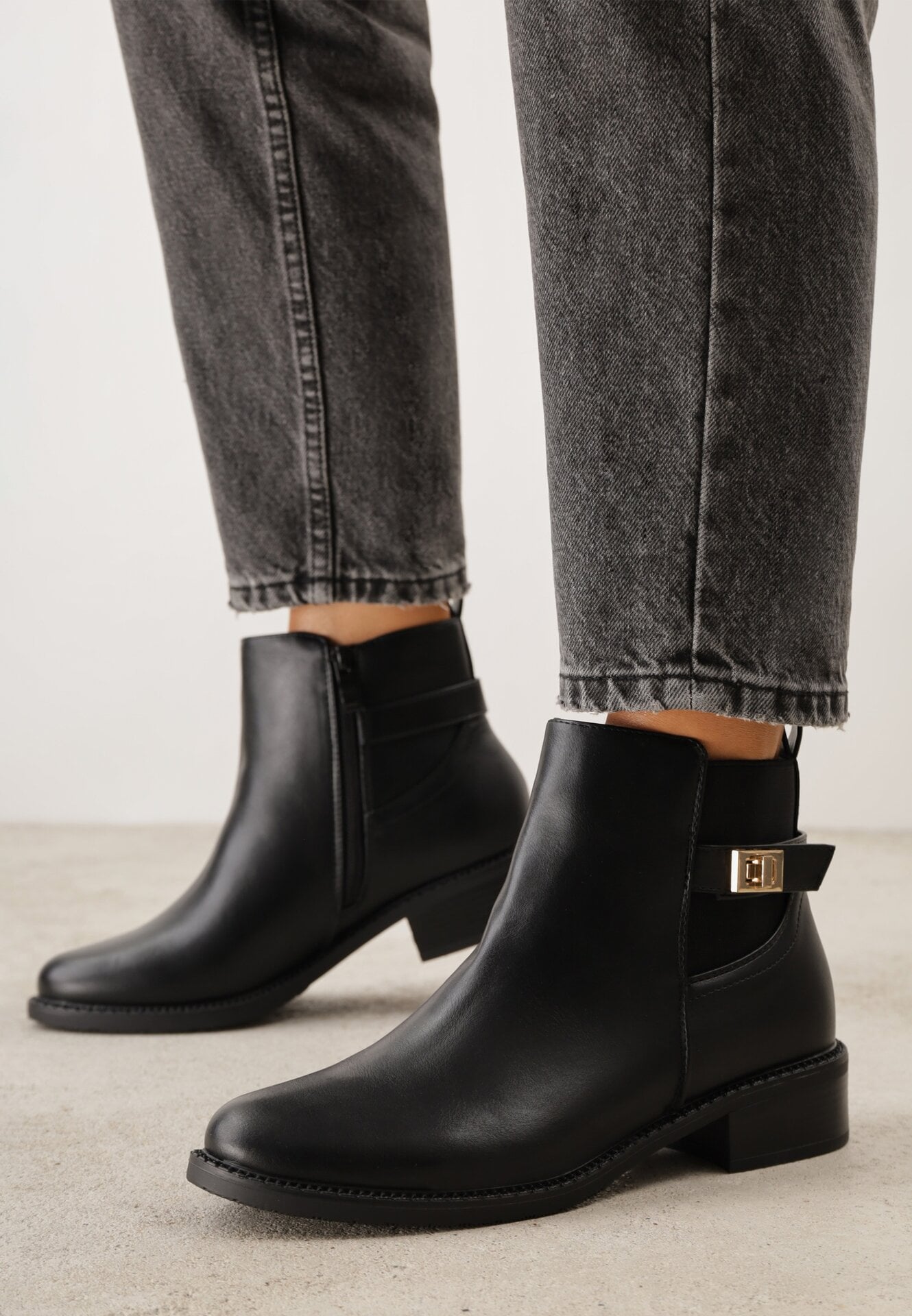 Botine elegante cu talpă joasă (tip chelsea) și curea decorativă Viwila Negre
