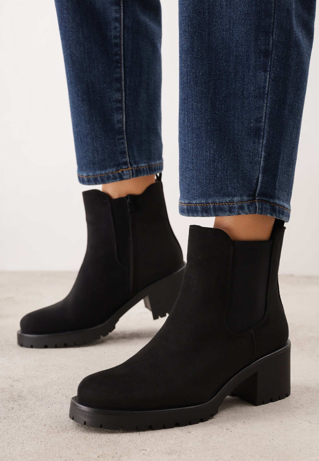 Botine cu talpă joasă (tip chelsea) din imitație de zams ș pe toc gros Frezia Negre