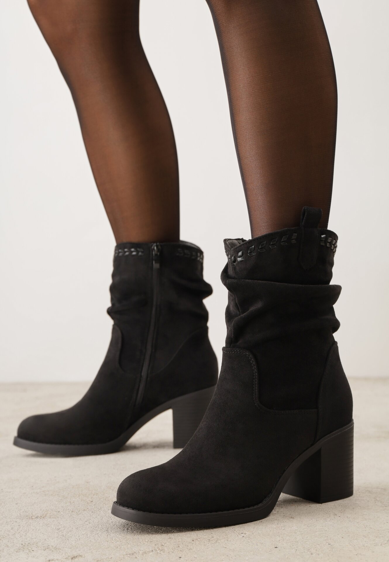 Botine cu toc gros și margini decorative Arvetip, cu efect plisat Negre