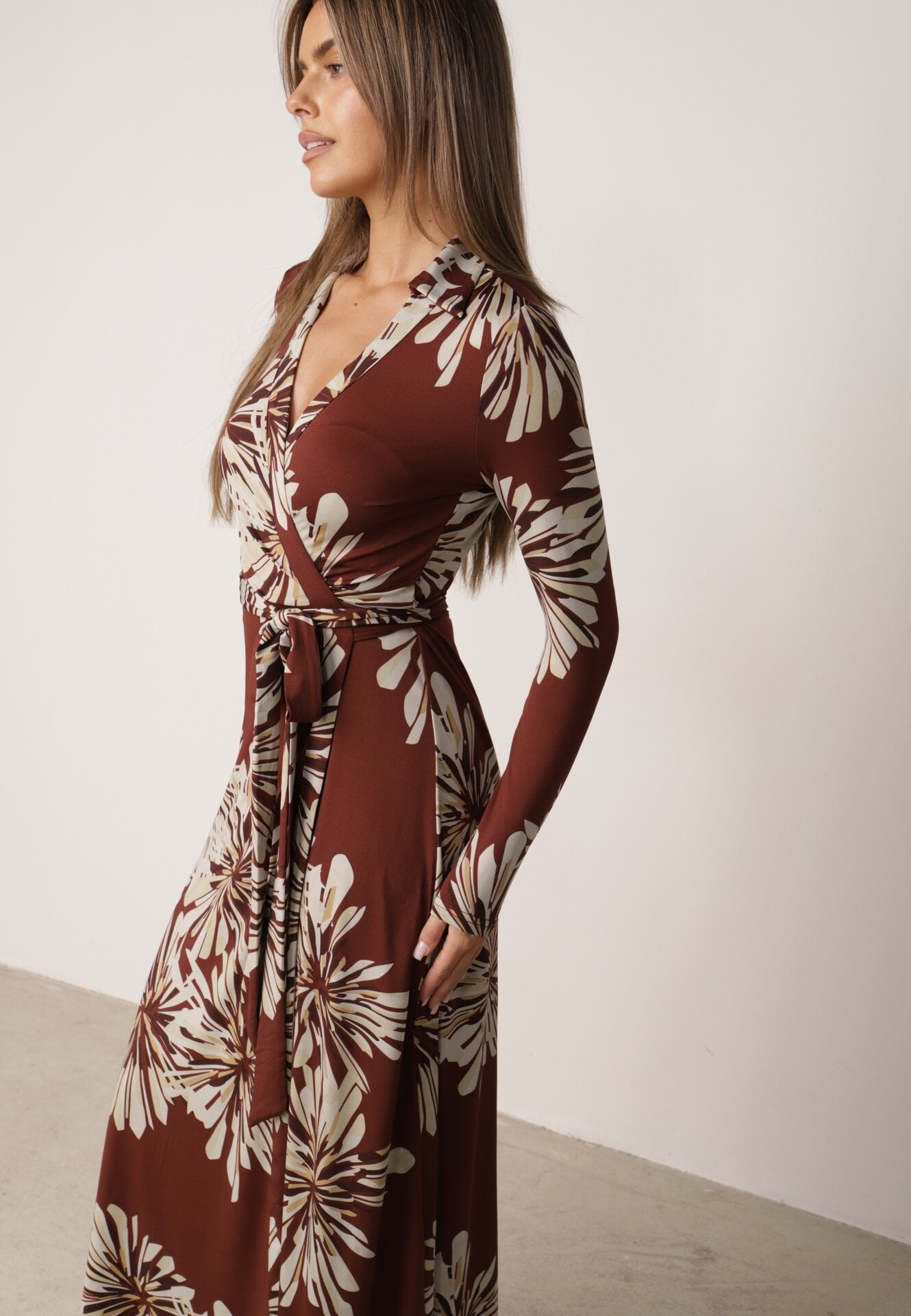 Rochie petrecută din vâscoză, cu imprimeu floral Guinesa Bordo