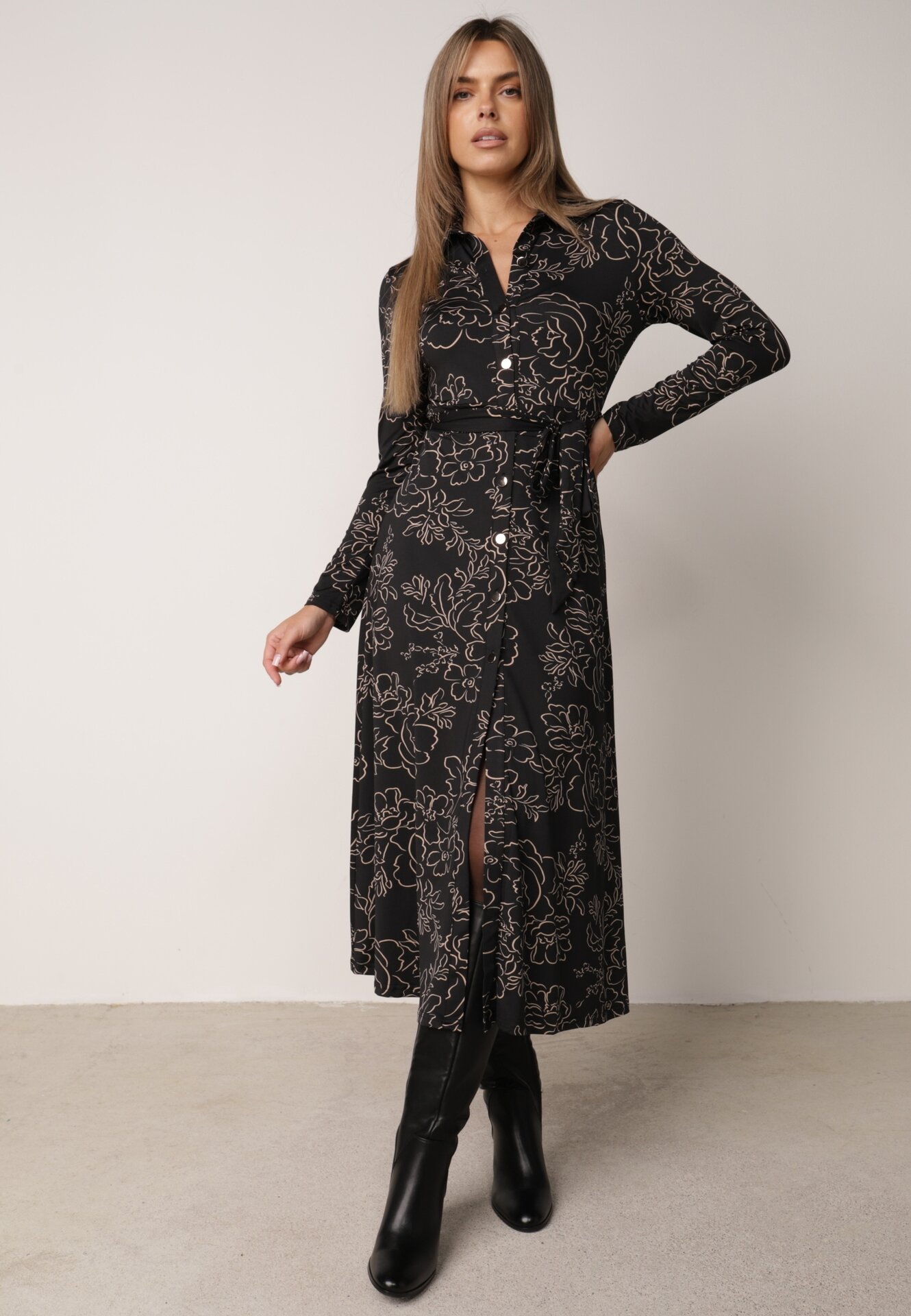 Rochie tip cămașă din vâscoză cu flori și curea Harvina Neagră