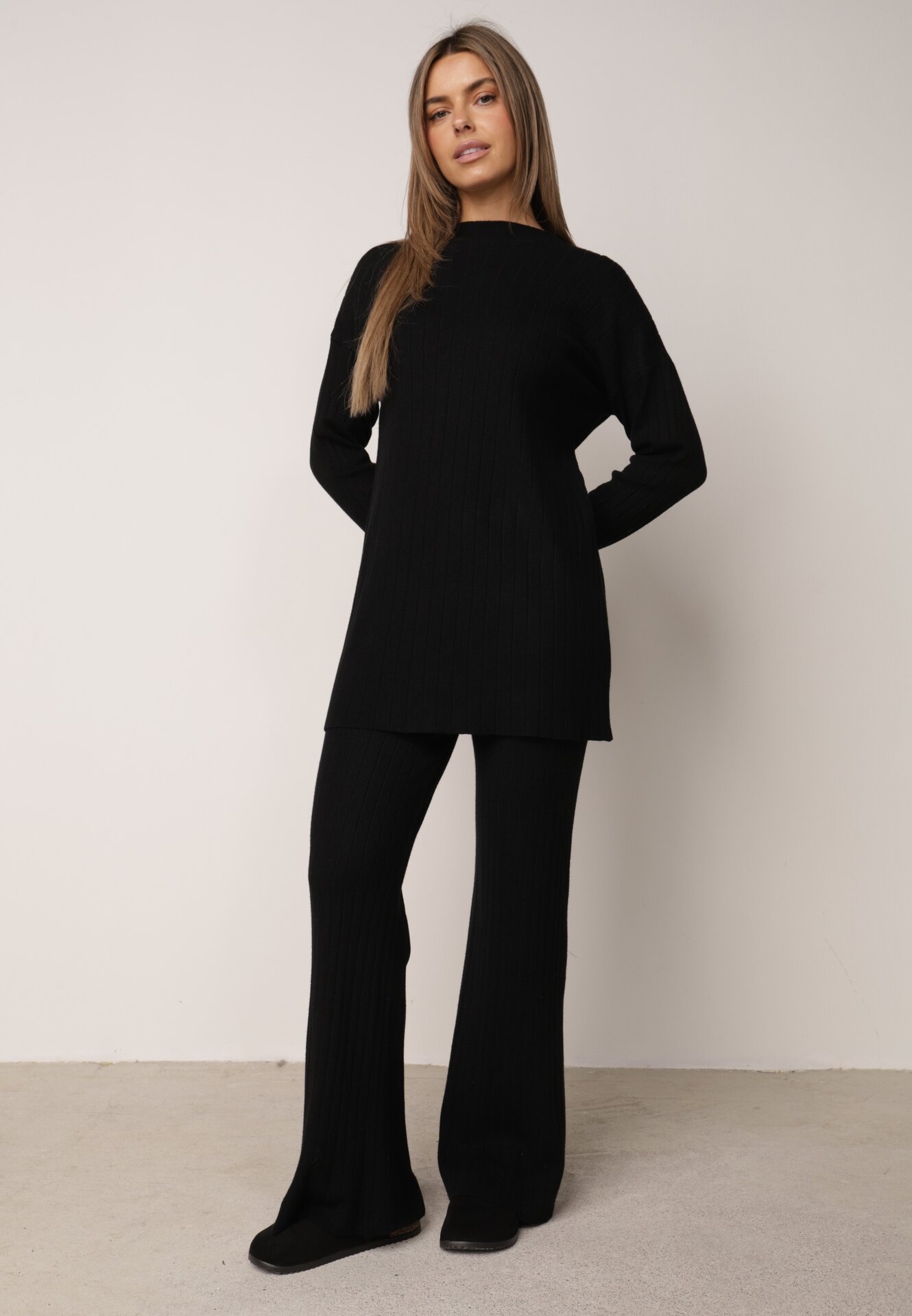 Set tricotat cu nervuri din bumbac Moraga: tunică-sweater și pantaloni Negru