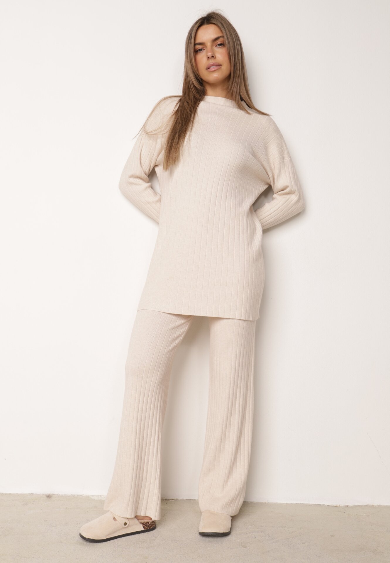 Set tricotat cu nervuri din bumbac Moraga: tunică-sweater și pantaloni Bej