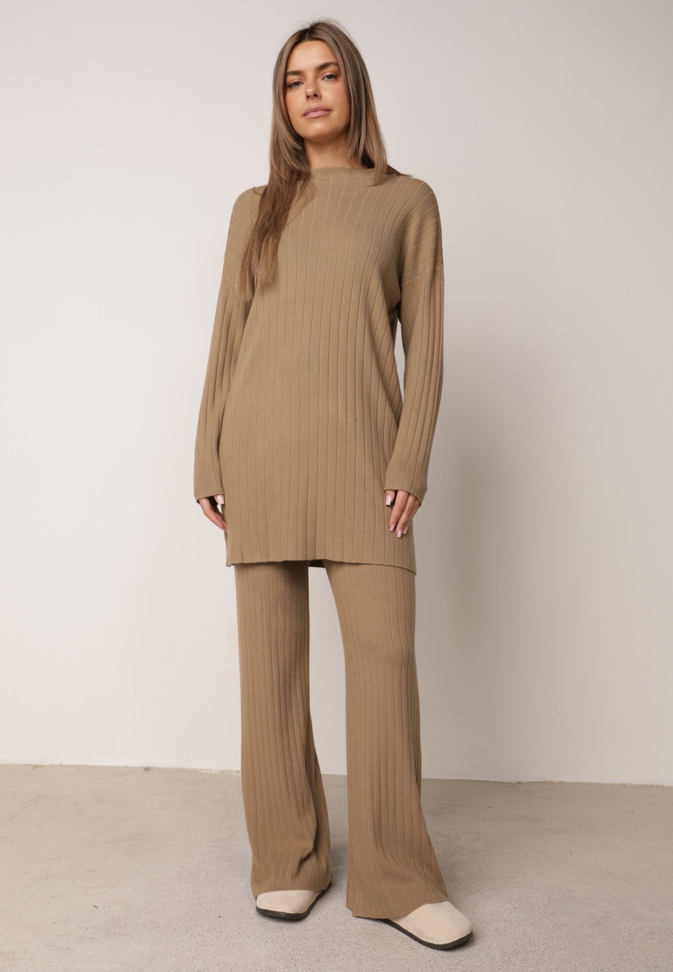 Set tricotat cu nervuri din bumbac Moraga: tunică-sweater și pantaloni Maro