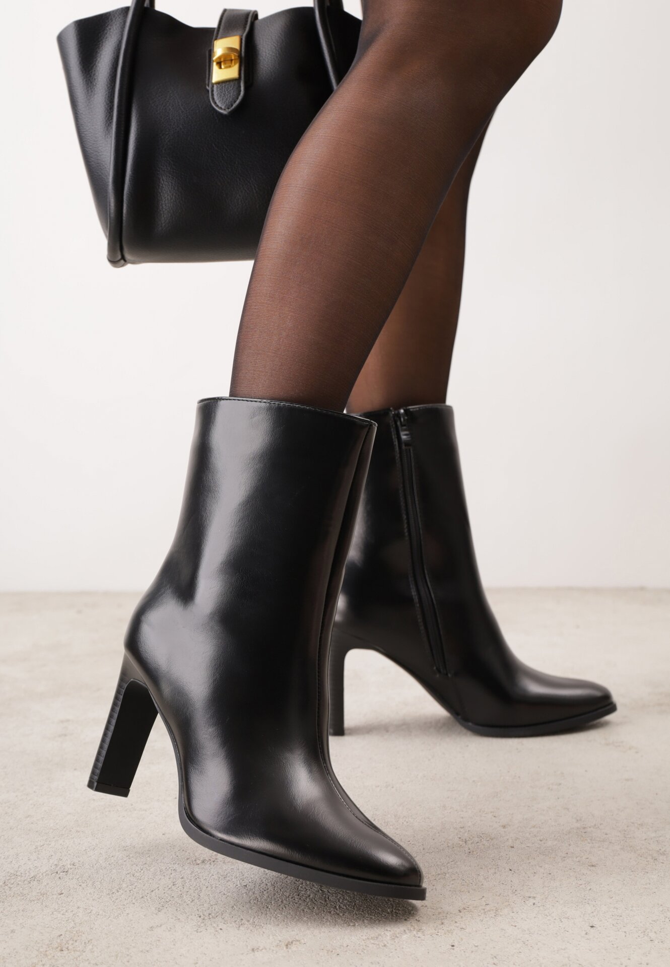 Botine minimaliste cu toc subțire tip coloană Beatrii Negre