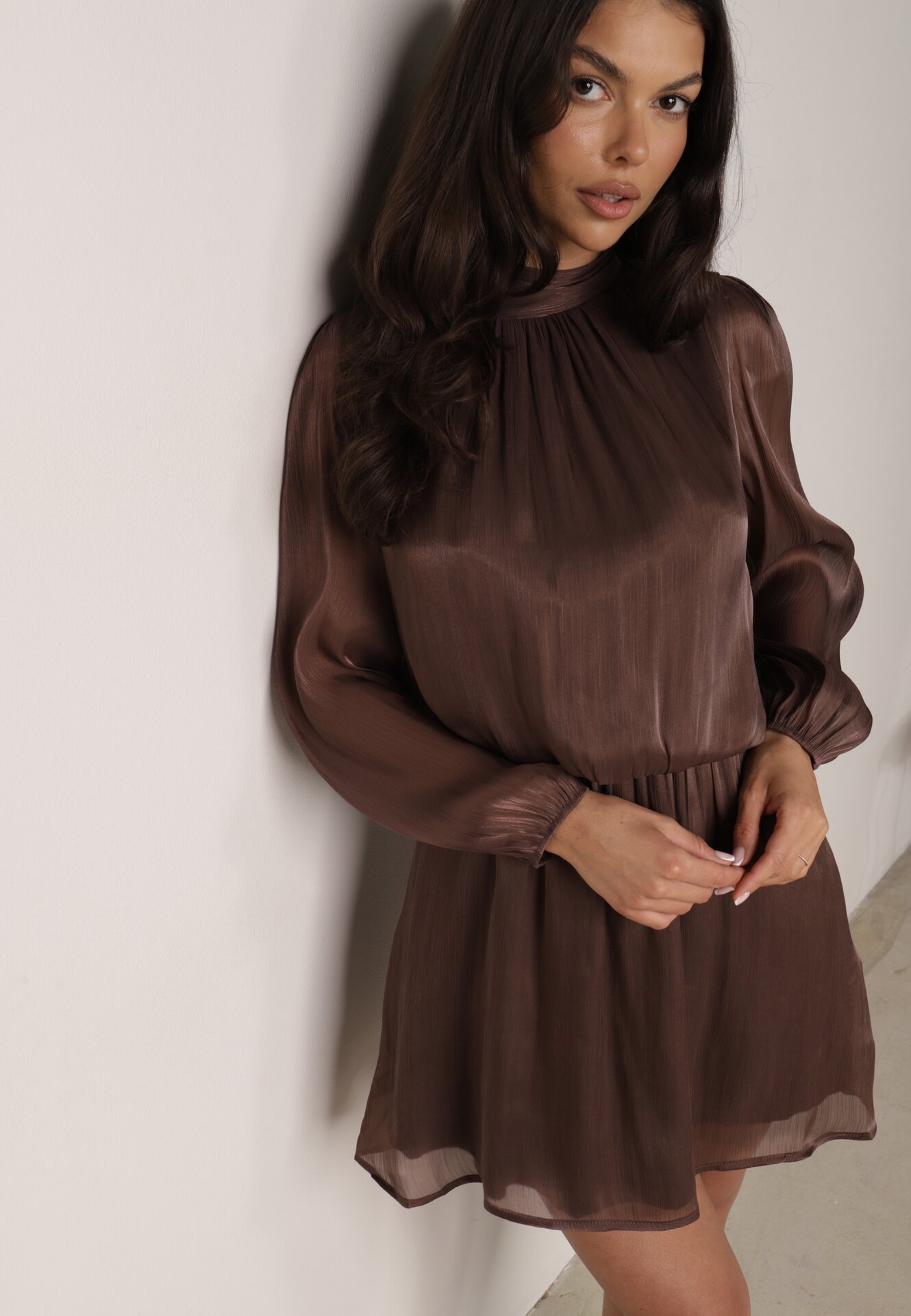 Rochie elegantă cu guler tip tunică, cu strălucire și șarfă Tahea Maro