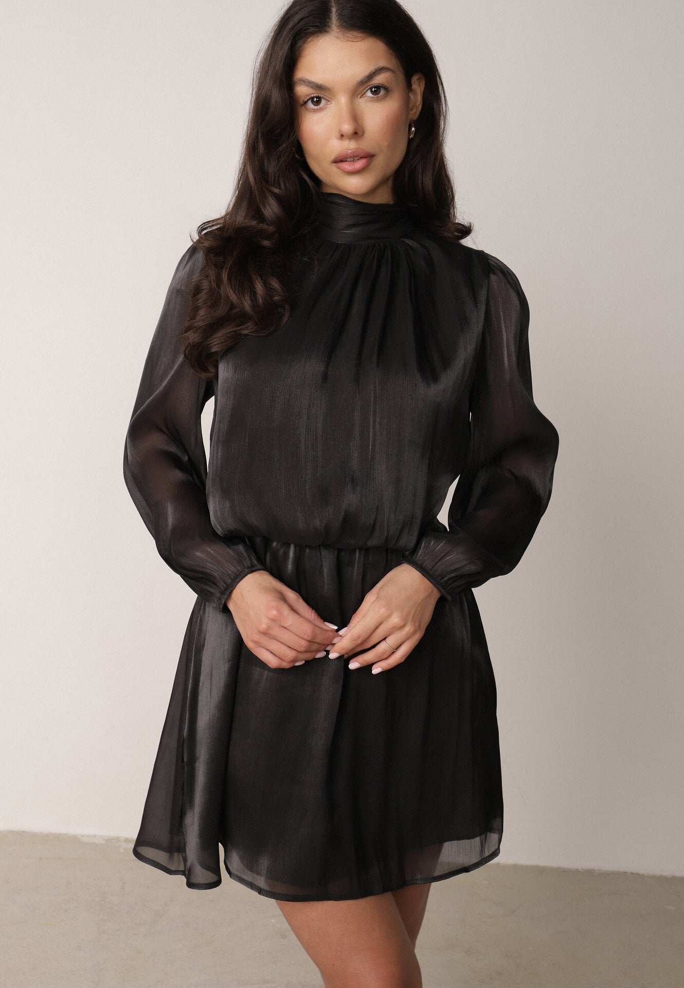 Rochie elegantă cu guler tip tunică, cu strălucire și șarfă Tahea Neagră