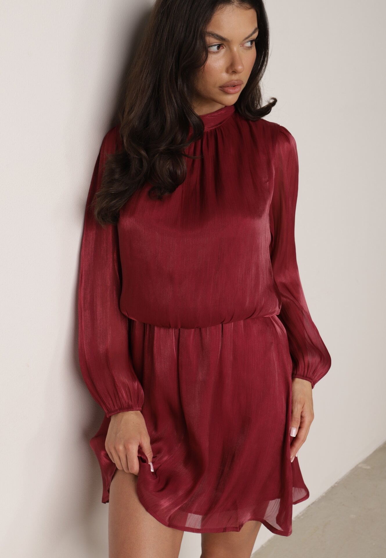 Rochie elegantă cu guler tip tunică, cu strălucire și șarfă Tahea Bordo