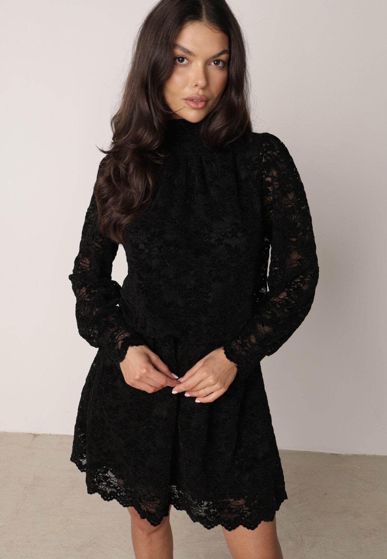 Rochie de seară din dantelă cu șarfă la decolteu Orfalia Neagră