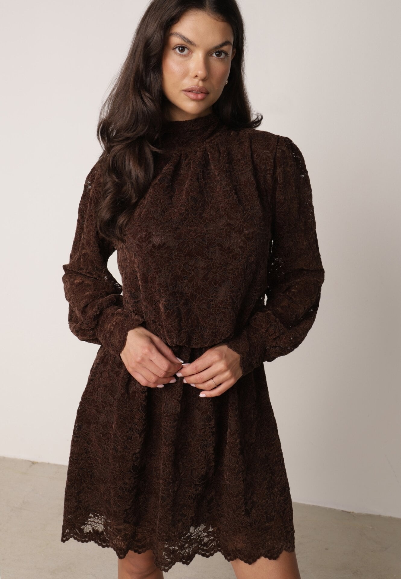 Rochie de seară din dantelă cu șarfă la decolteu Orfalia Maro