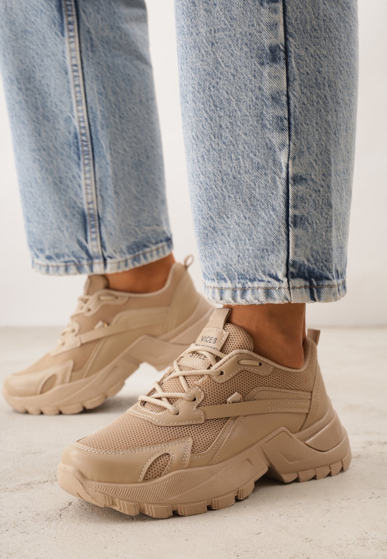 Adidași bej închis Iomessa