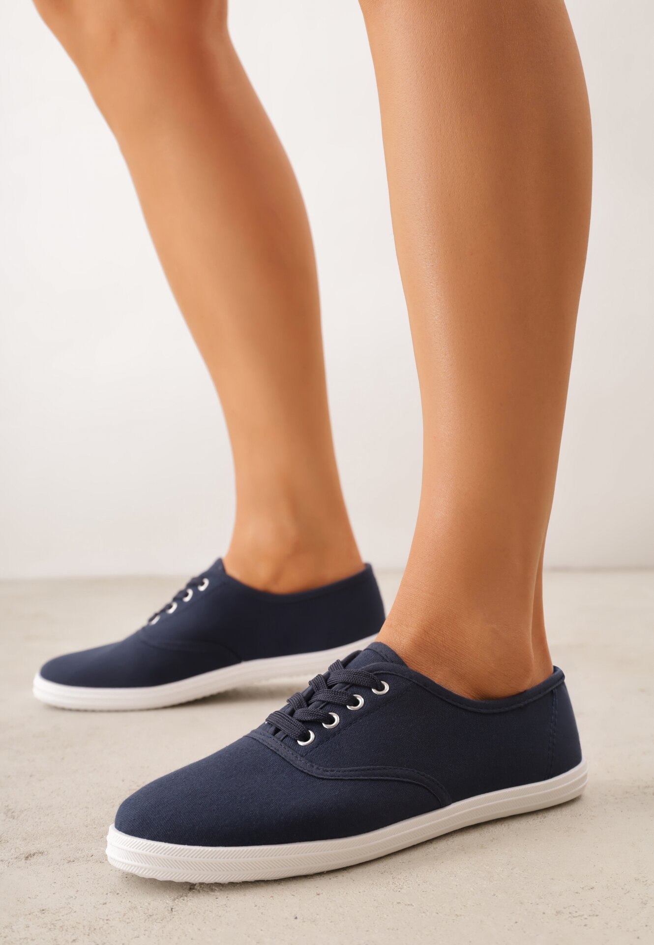 Tenisi Bleumarin cu talpă plată cu model cu buline și șireturi Ceriana