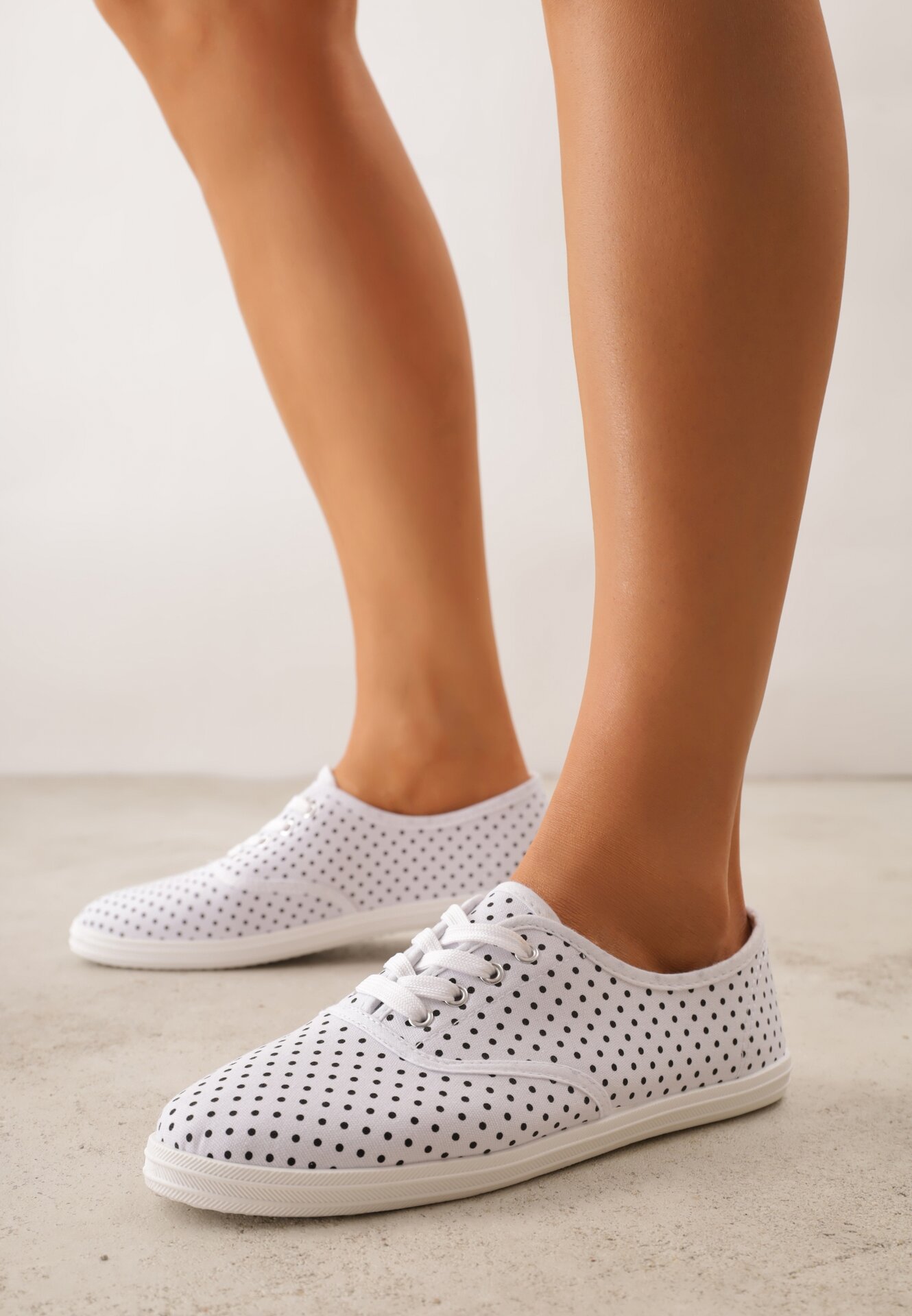 Tenisi albi cu buline sub gleznă Renormia