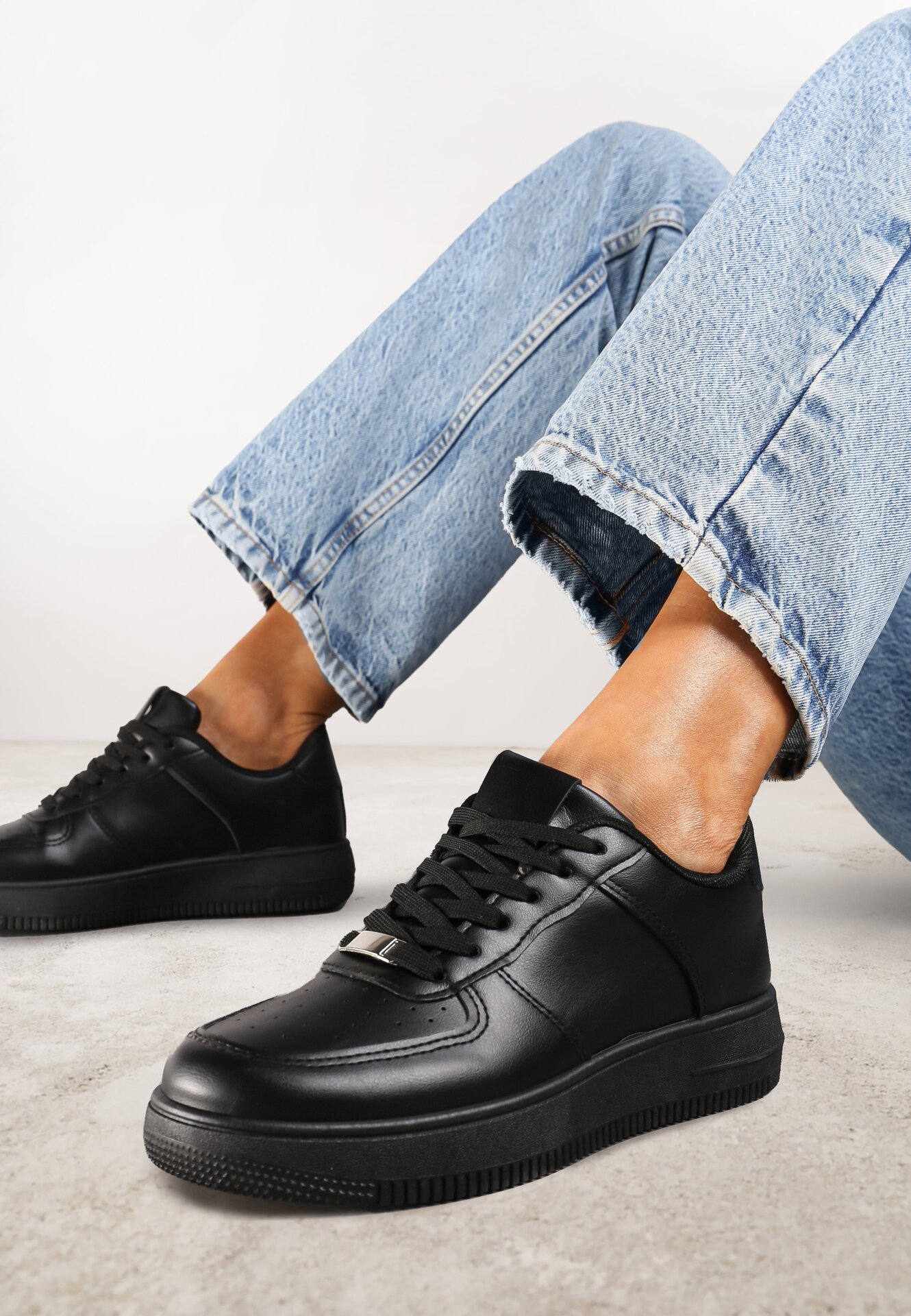 Adidași Negri cu Perforație pe Vârf Elletia