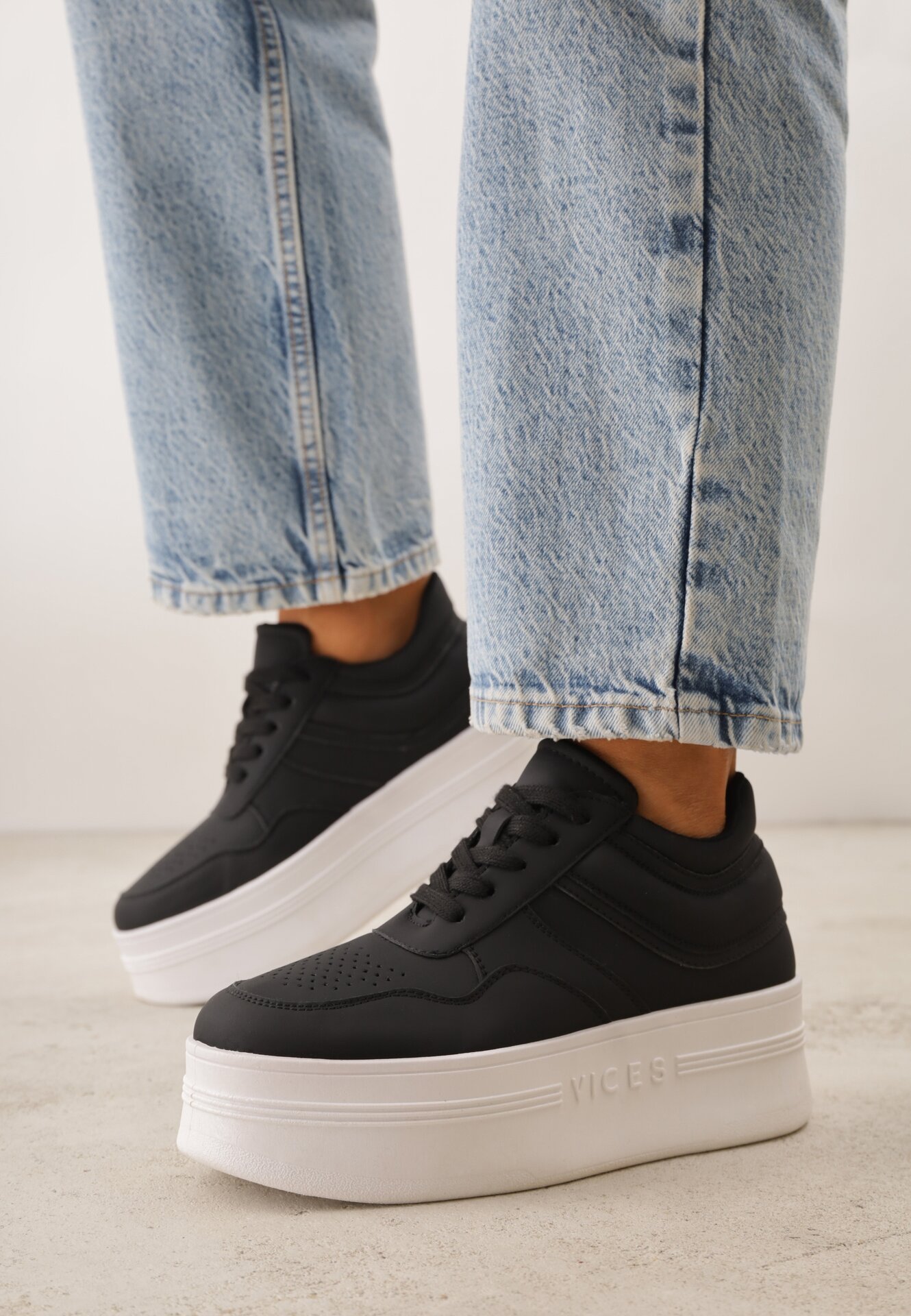 Sneakers Negre Cu șireturi Vices Pe Talpă Groasă Decorate cu Text Annalira