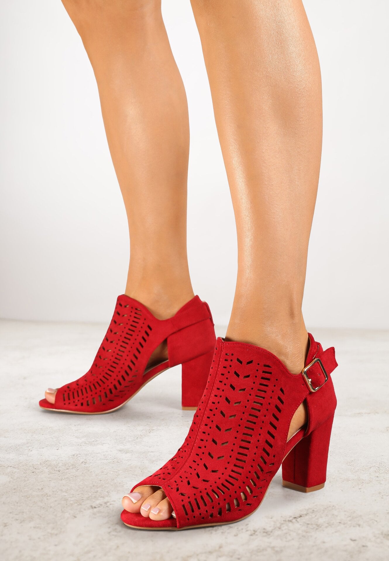 Sandale decupate roșii Vices cu toc decorate cu decupaj și cataramă Felindrel