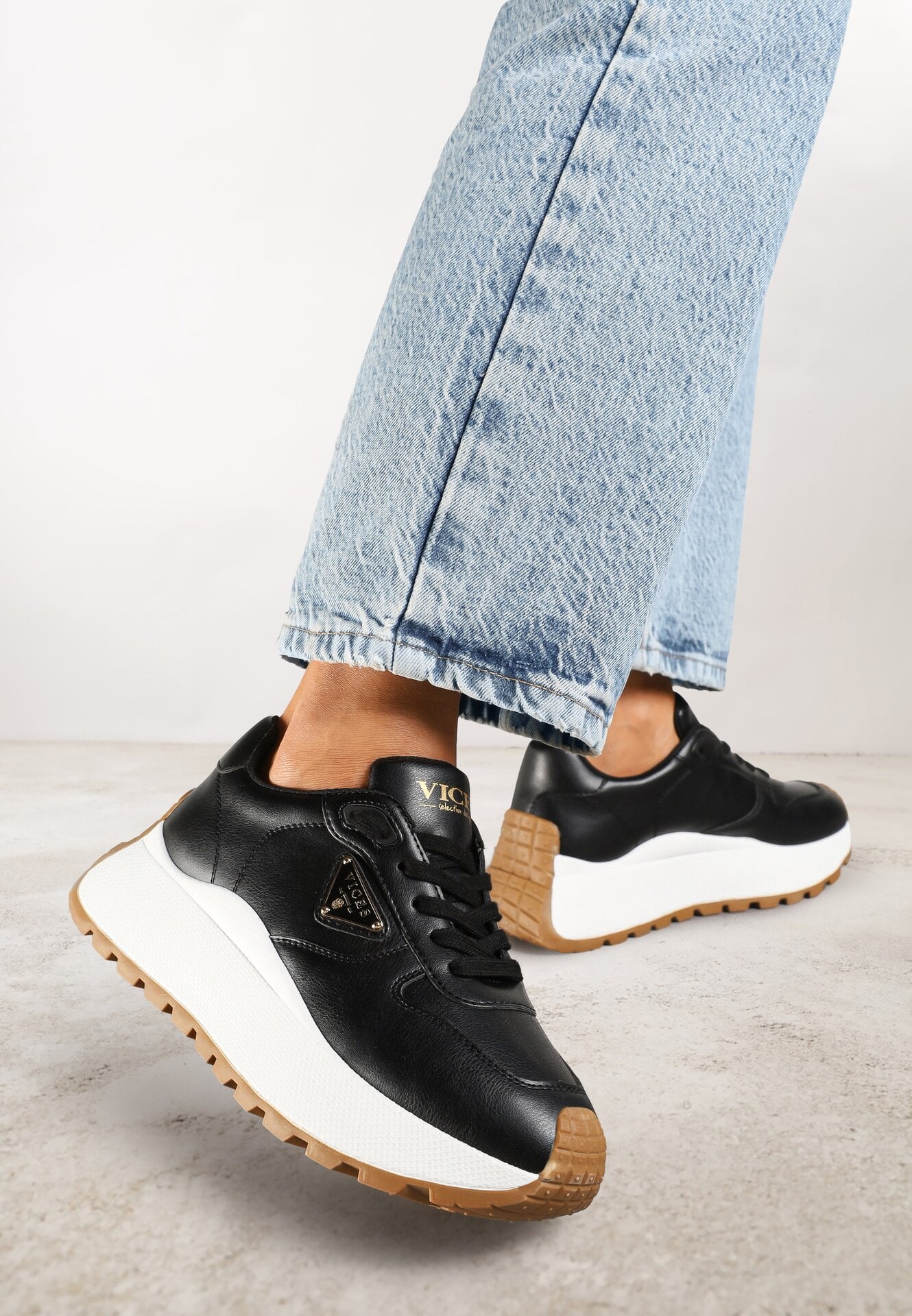 Adidași Negri Vices cu Talpă Groasă cu Ornament Metalic Nelastra