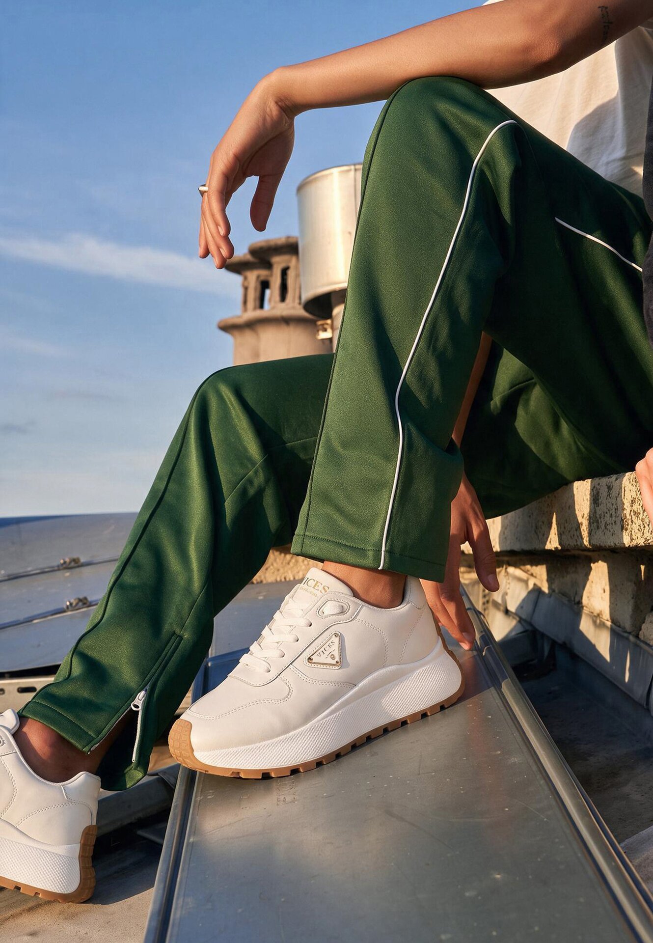 Adidași Albi Vices cu Talpă Groasă cu Ornament Metalic Nelastra