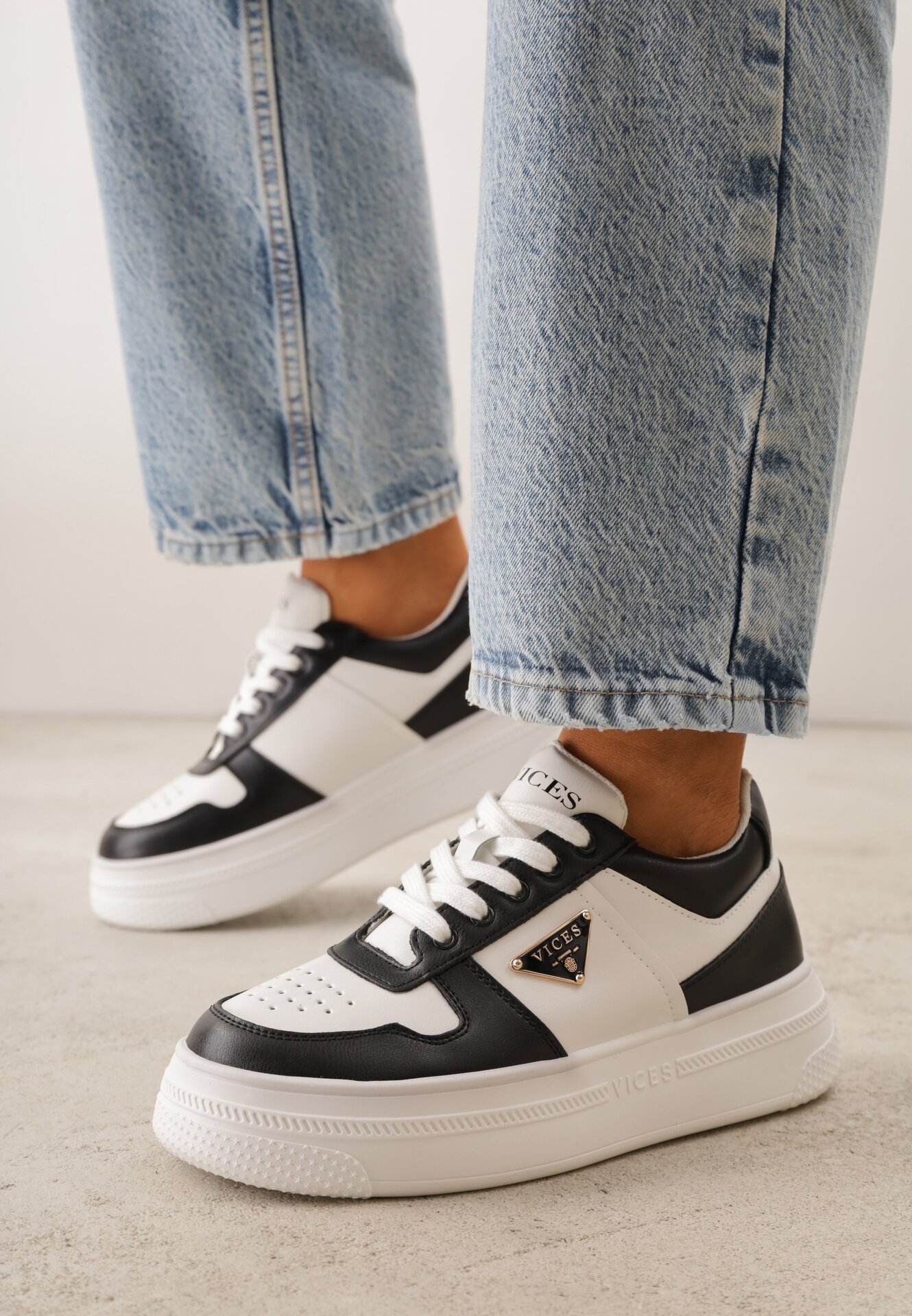 Adidași Vices Negru-Alb cu Talpă Groasă, Ornament Geometric și Perforații Karvesa