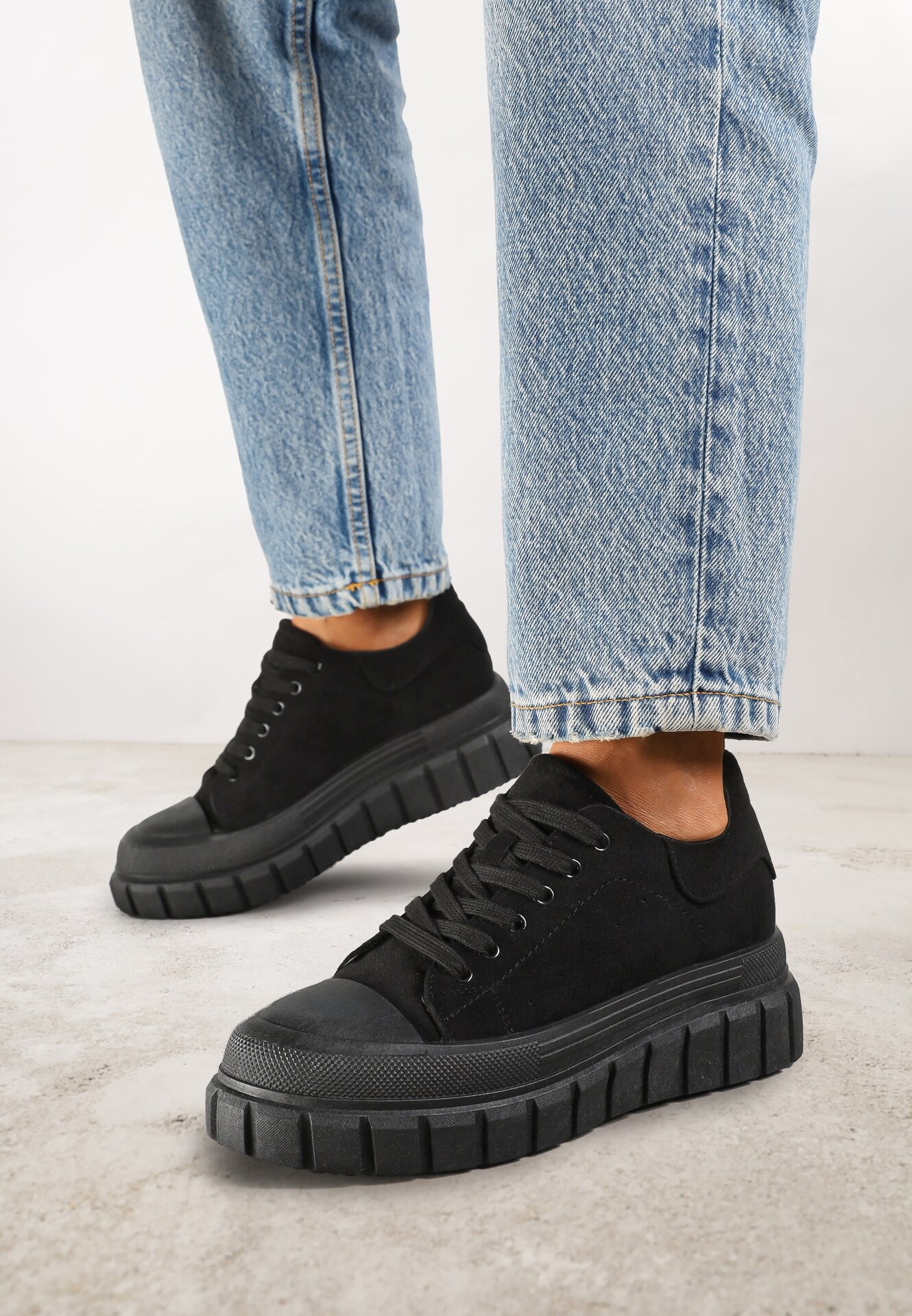 Sneakers Negre Vices pe Talpă Groasă Reliefată cu Perforații Lealita