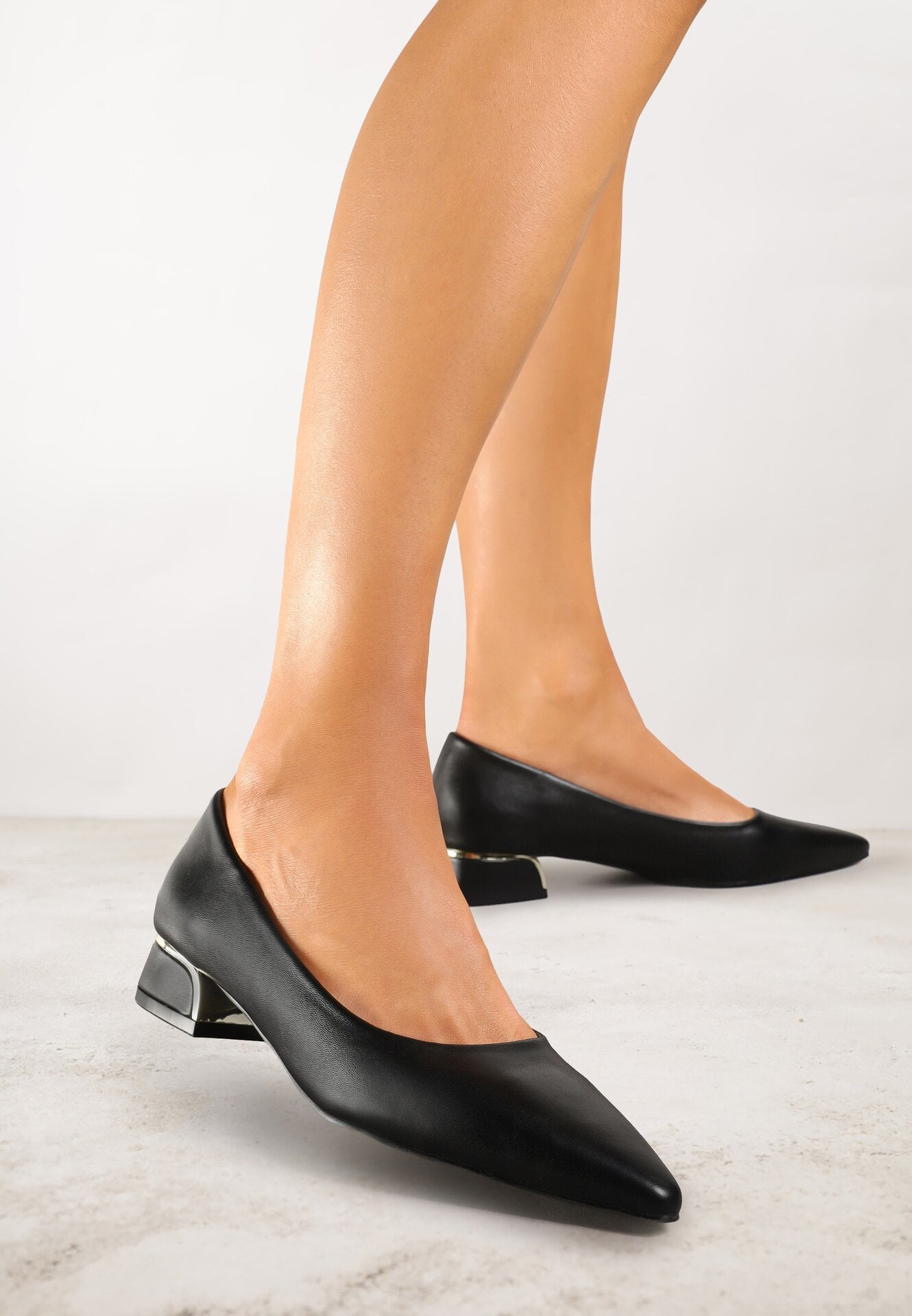 Pantofi cu toc negri Vices cu branț din piele Asvanis