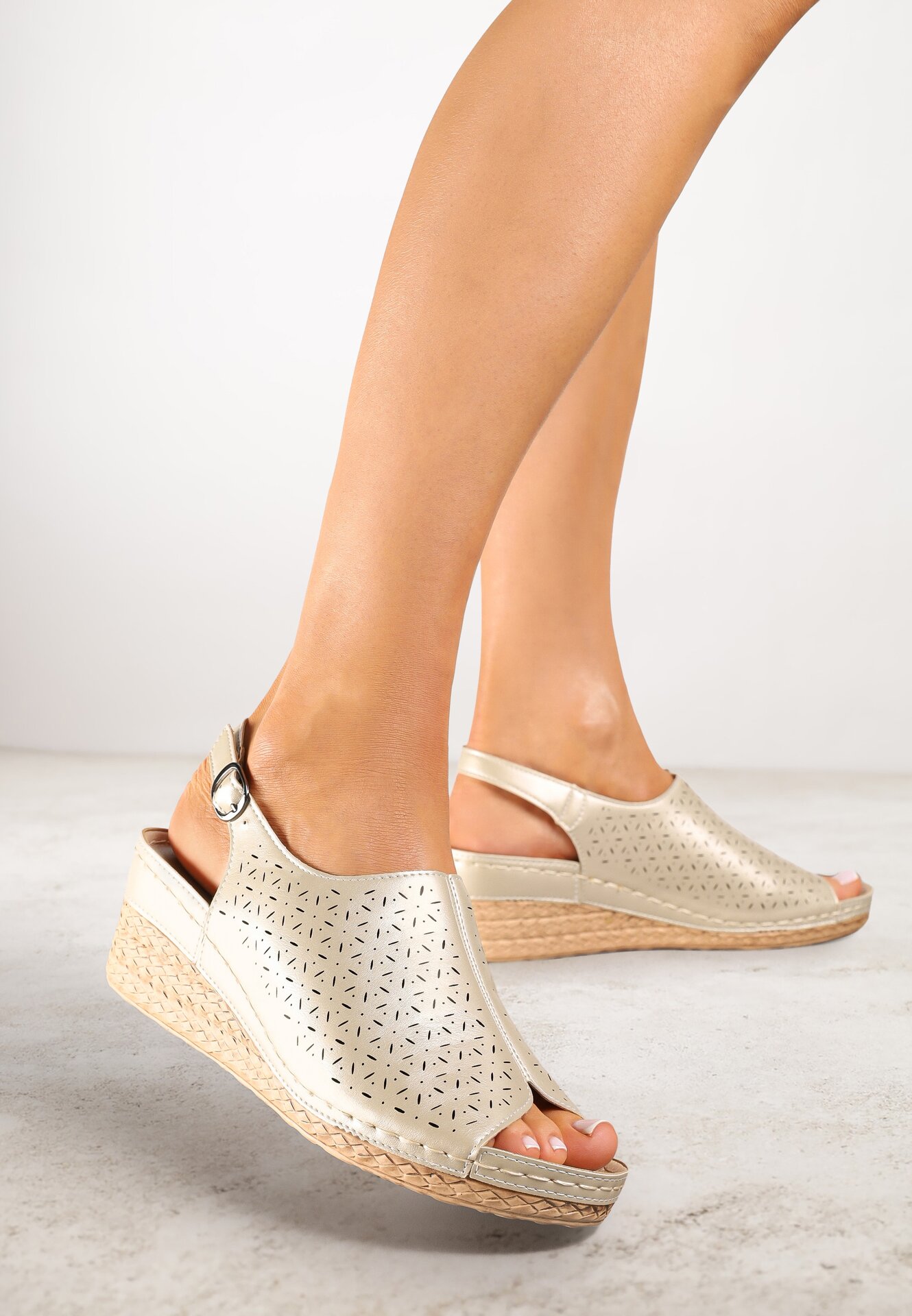 Sandale Aurii Vices pe platformă cu partea superioară perforată Nitiana