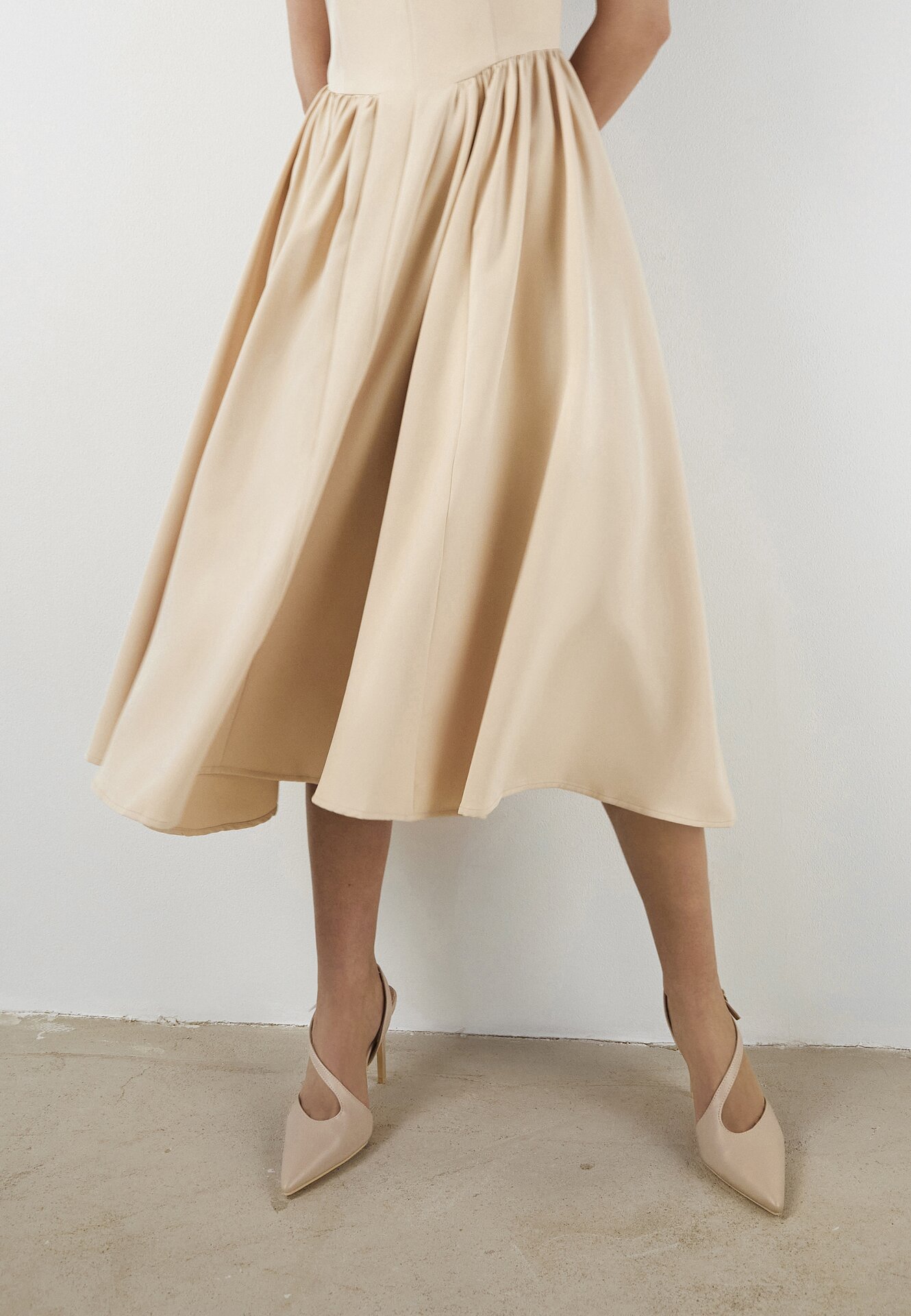 Sandale Bej Vices cu toc stiletto cu vârf ascuțit și baretă oblică Nirare