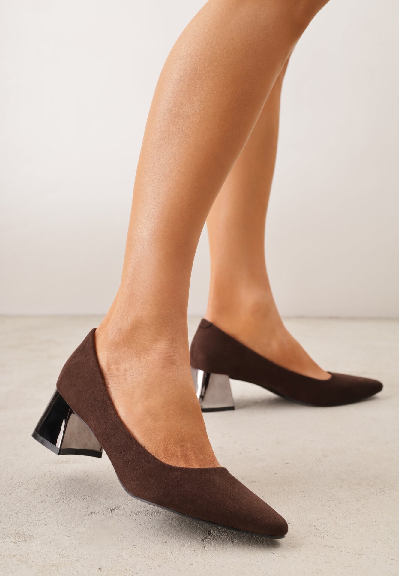 Pantofi cu toc Maro Vices cu branț din piele și toc metalic Asevine