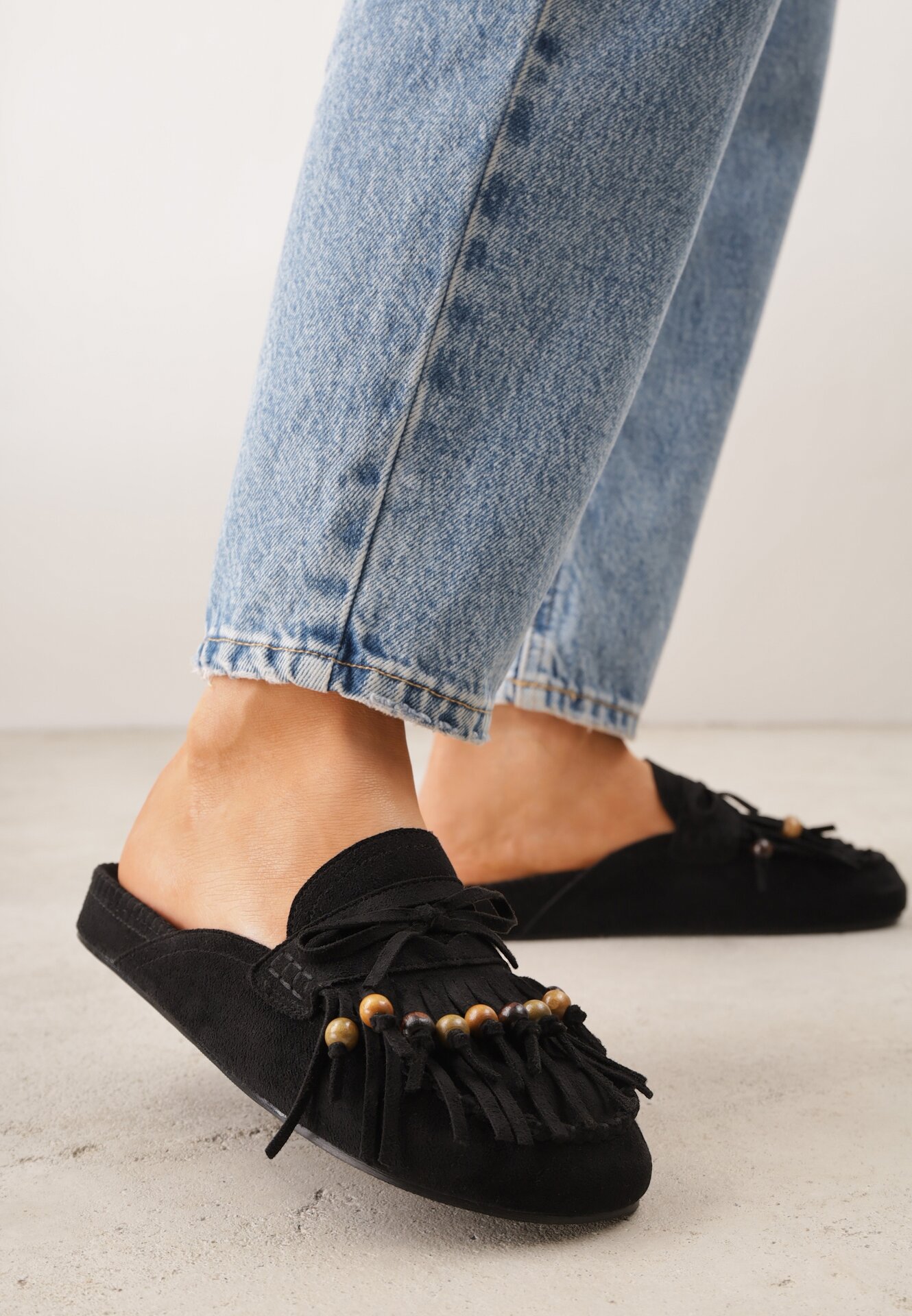 Papuci Negri VICES Tip Mule cu Mărgele Ciucuri și Fundă Dioleora