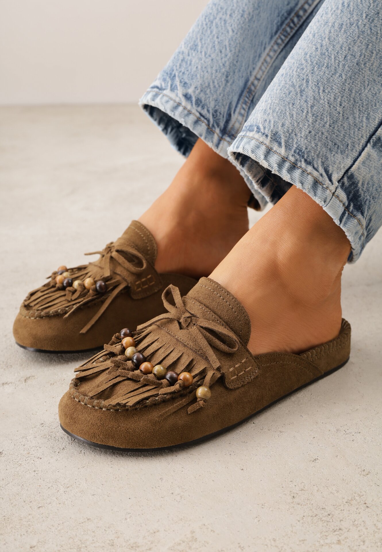 Papuci Bej închis VICES Tip Mule cu Mărgele, Franjuri și Fundă Dioleora