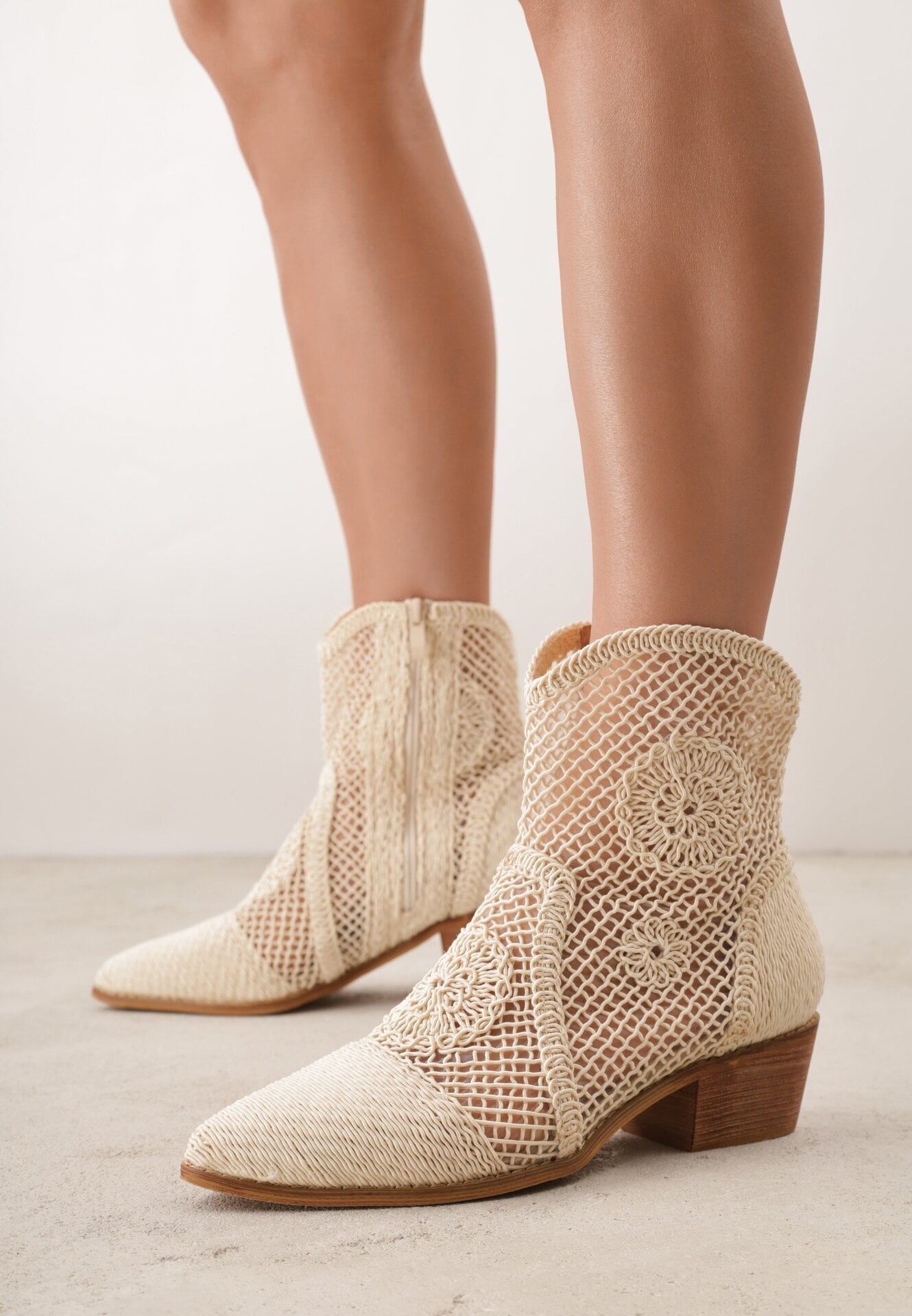 Ghete cowboy perforate bej cu toc jos VICES Azimessa