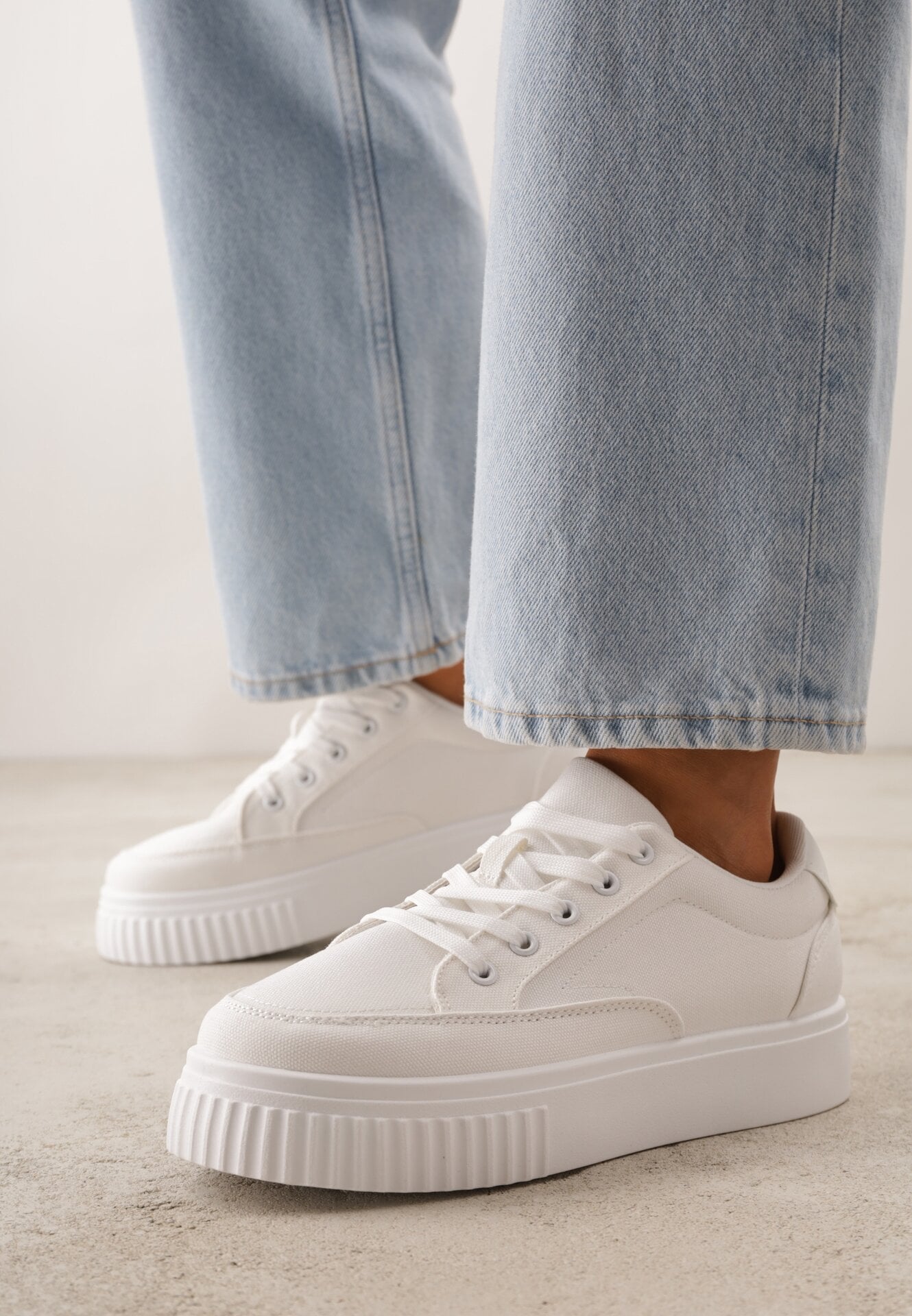 Adidași Albi pe talpă groasă cu relief Larviona