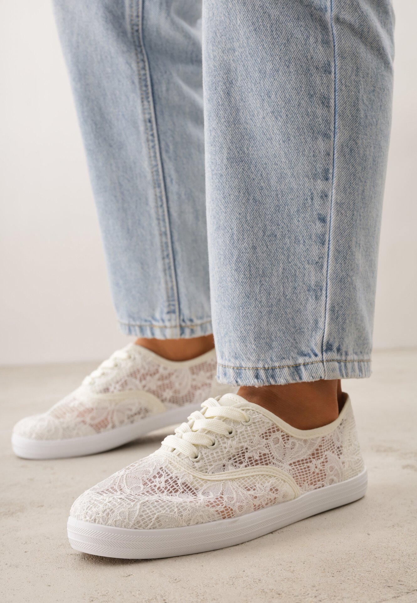 Adidași bej decorați cu dantelă Tarinela