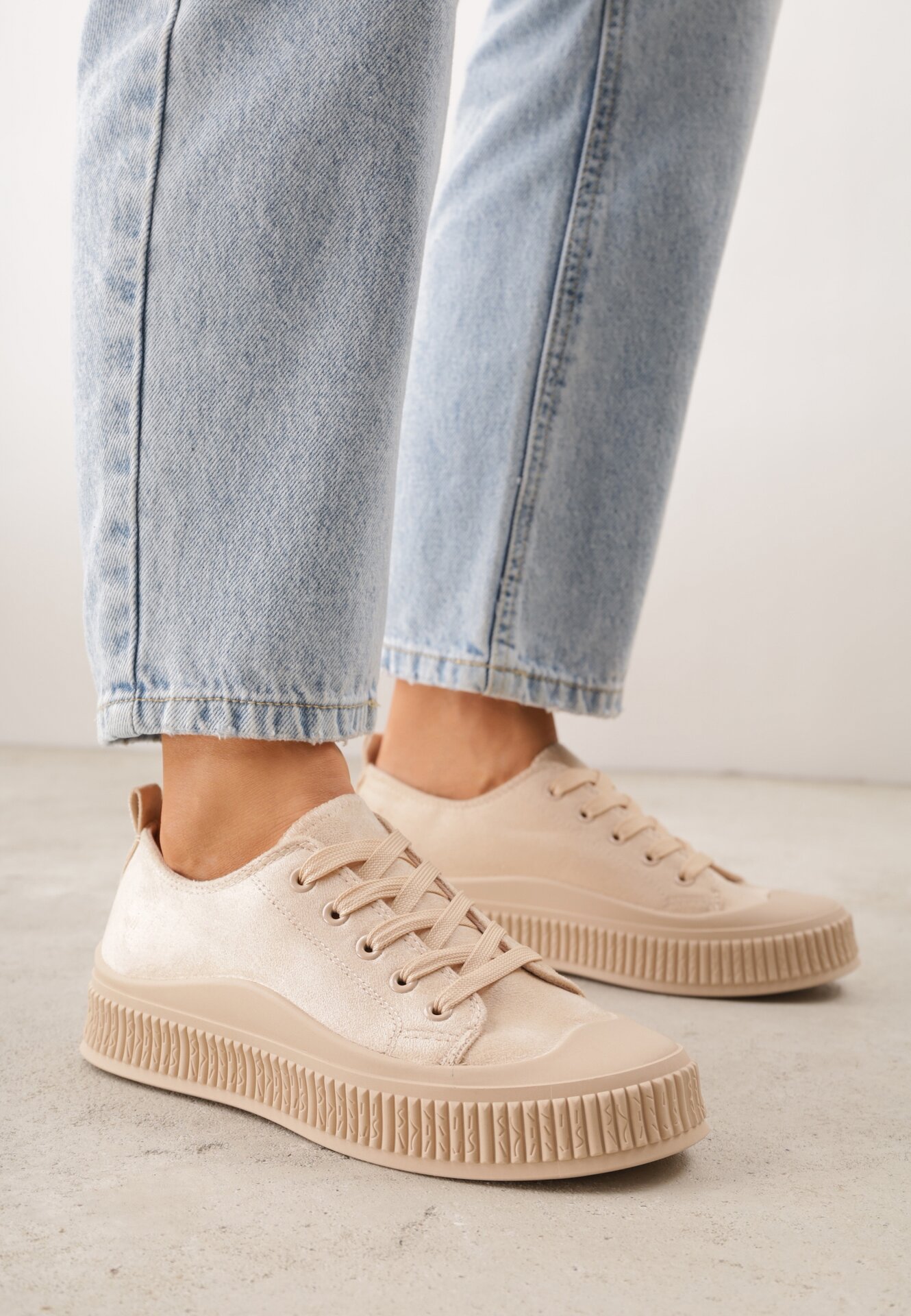 Tenisi Bej din imitație de piele întoarsă cu talpă neregulată cu striații Naranatea