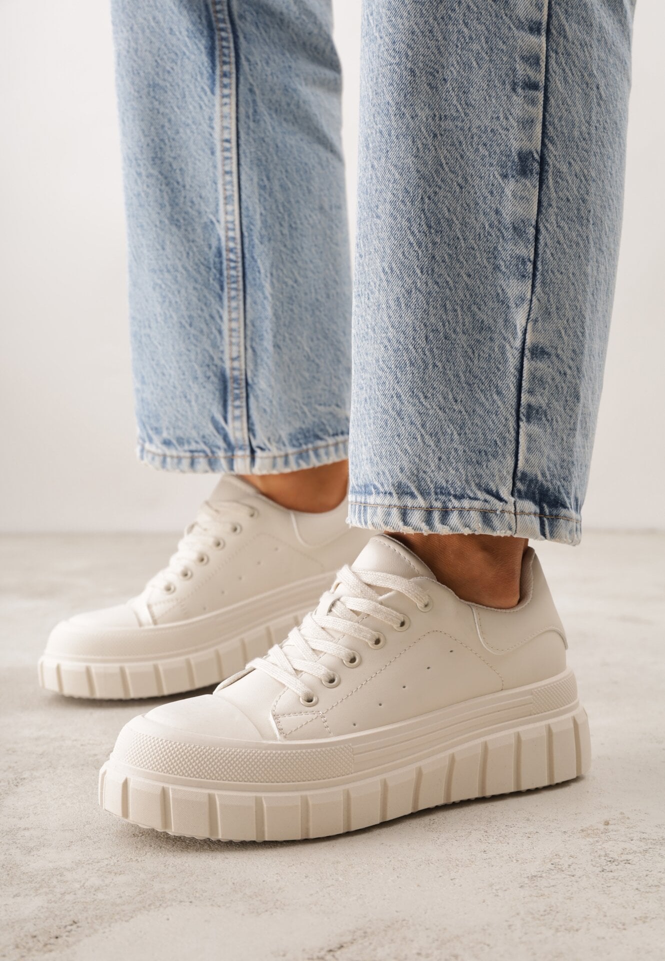 Sneakersi Bej VICES cu Talpă Groasă Reliefată cu Perforație Diomerine