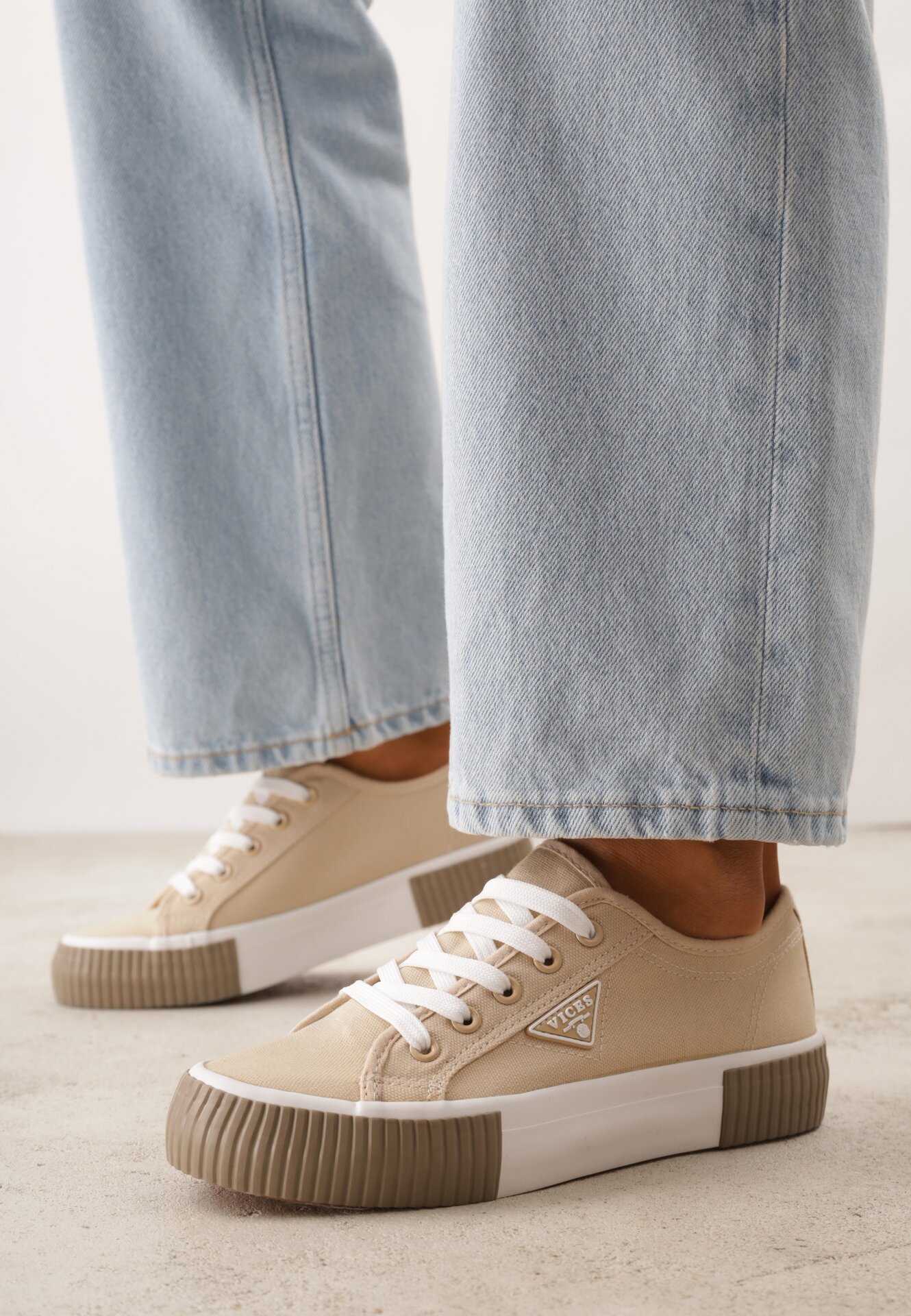 Tenisi bej VICES pe talpă groasă cu imprimeuri cu aplicație triunghiulară Bolirea